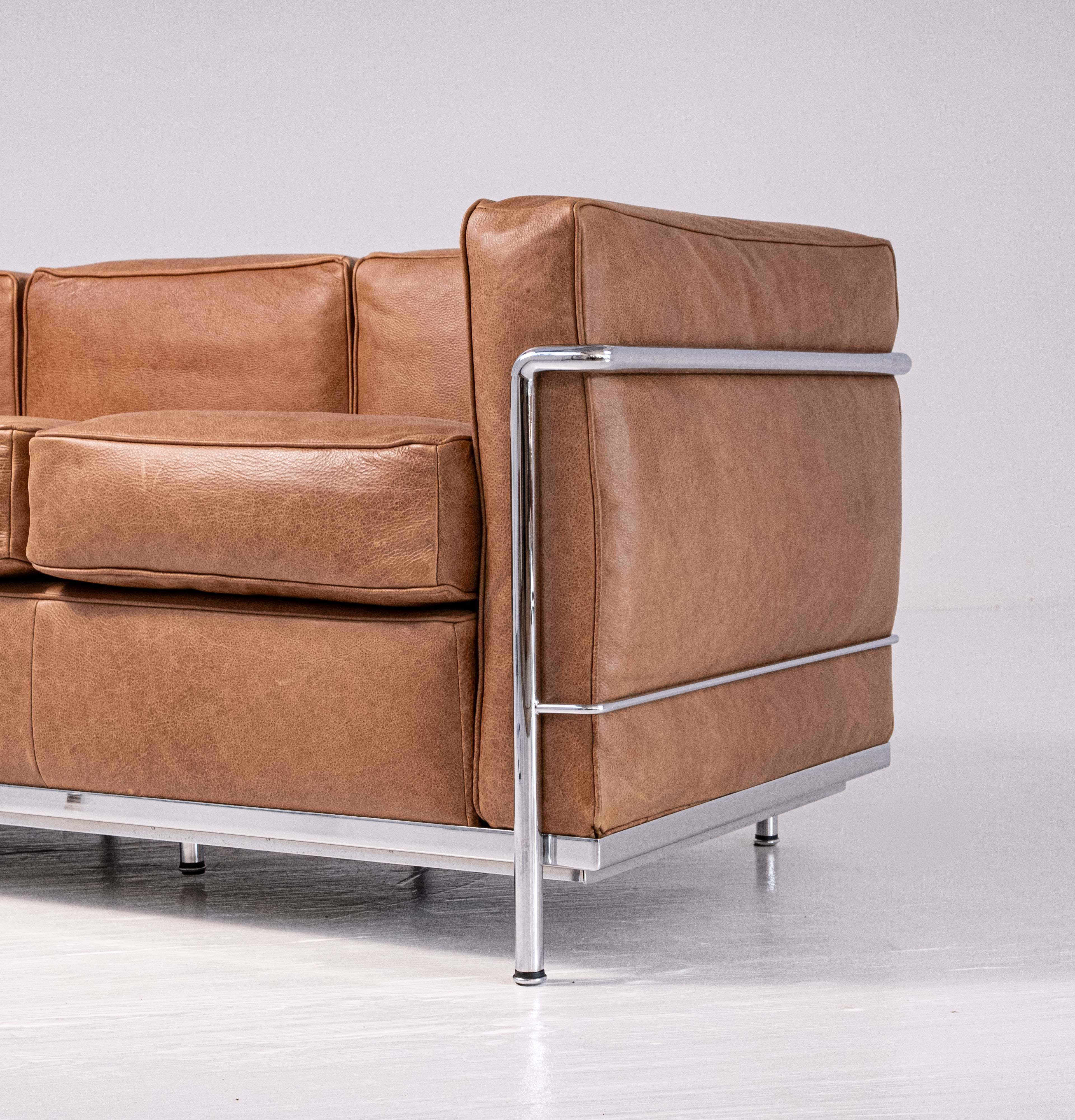 Divano LC2 (tre posti) di Le Corbusier, Pierre Jeanneret e Charlotte Perriand per Cassina