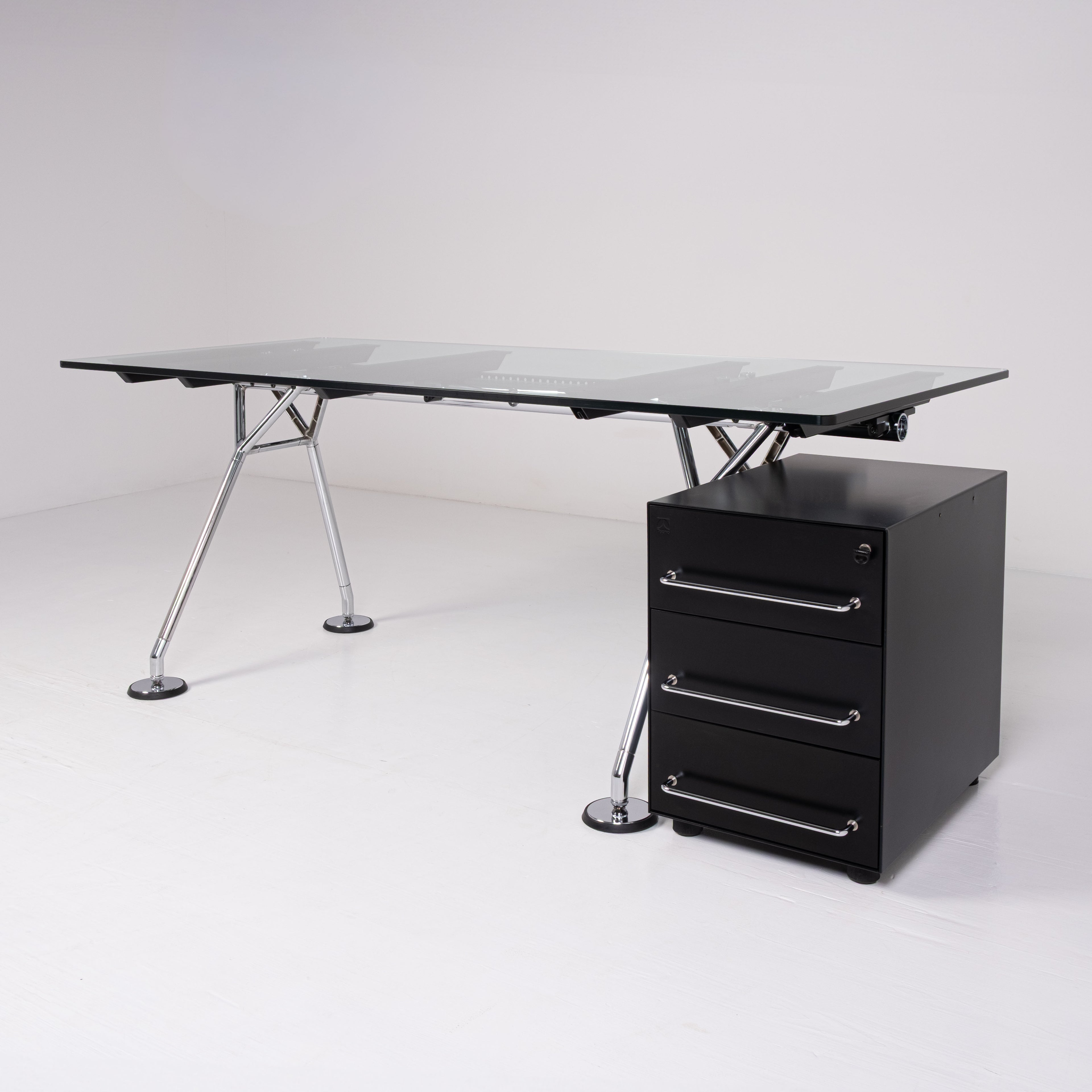 Bureau Nomos de Norman Foster pour Tecno