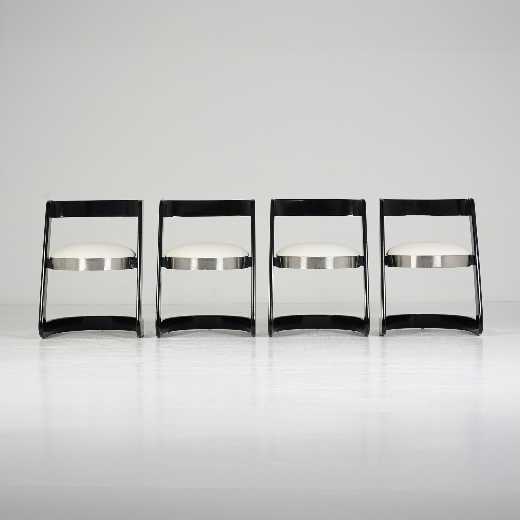 Set of cantilever chairs – designed by Willy Rizzo