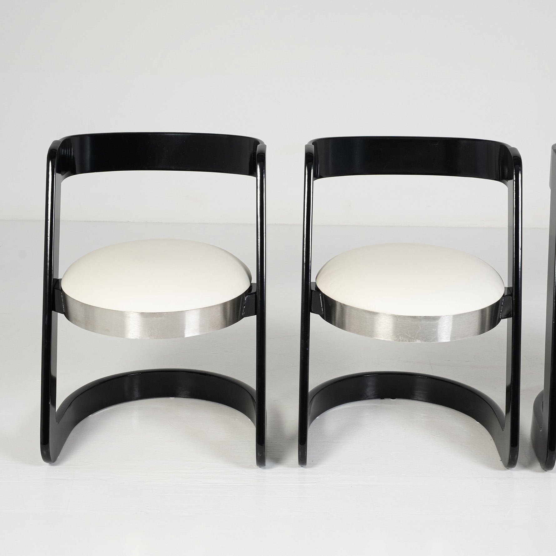 Set of cantilever chairs – designed by Willy Rizzo