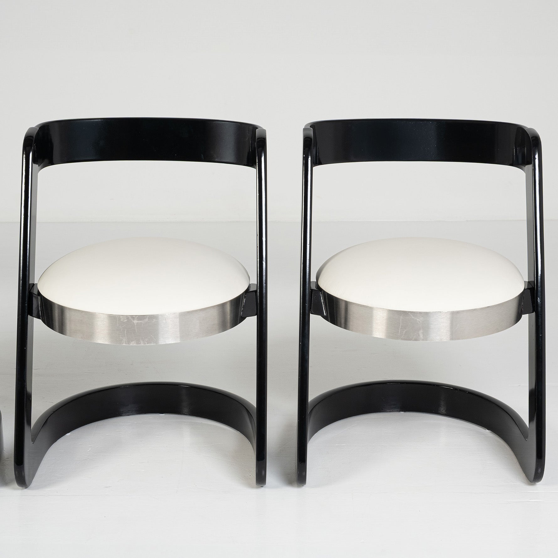 Set of cantilever chairs – designed by Willy Rizzo