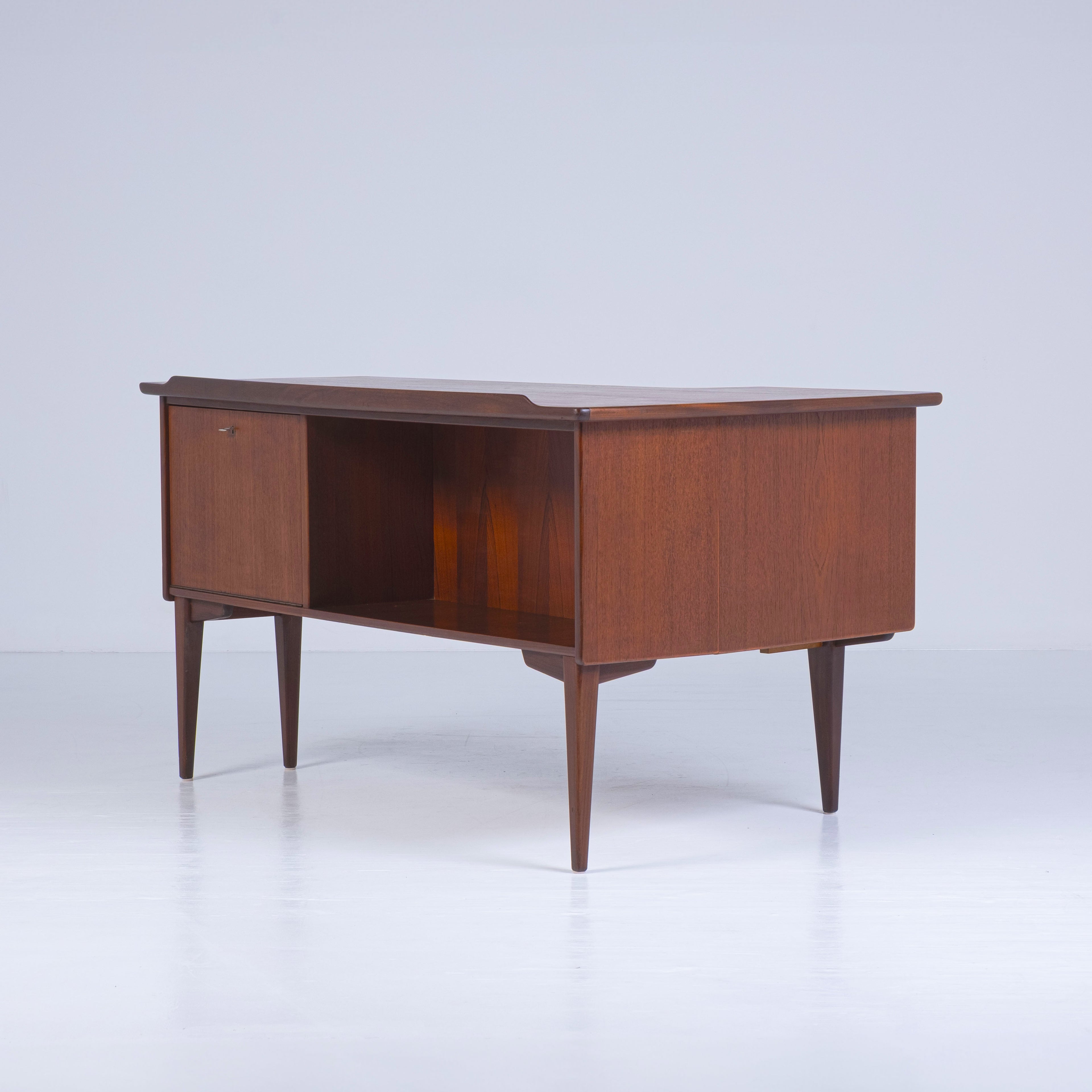 Scrivania Boomerang A10 – Design Scandinavo Anni ’60, Teak