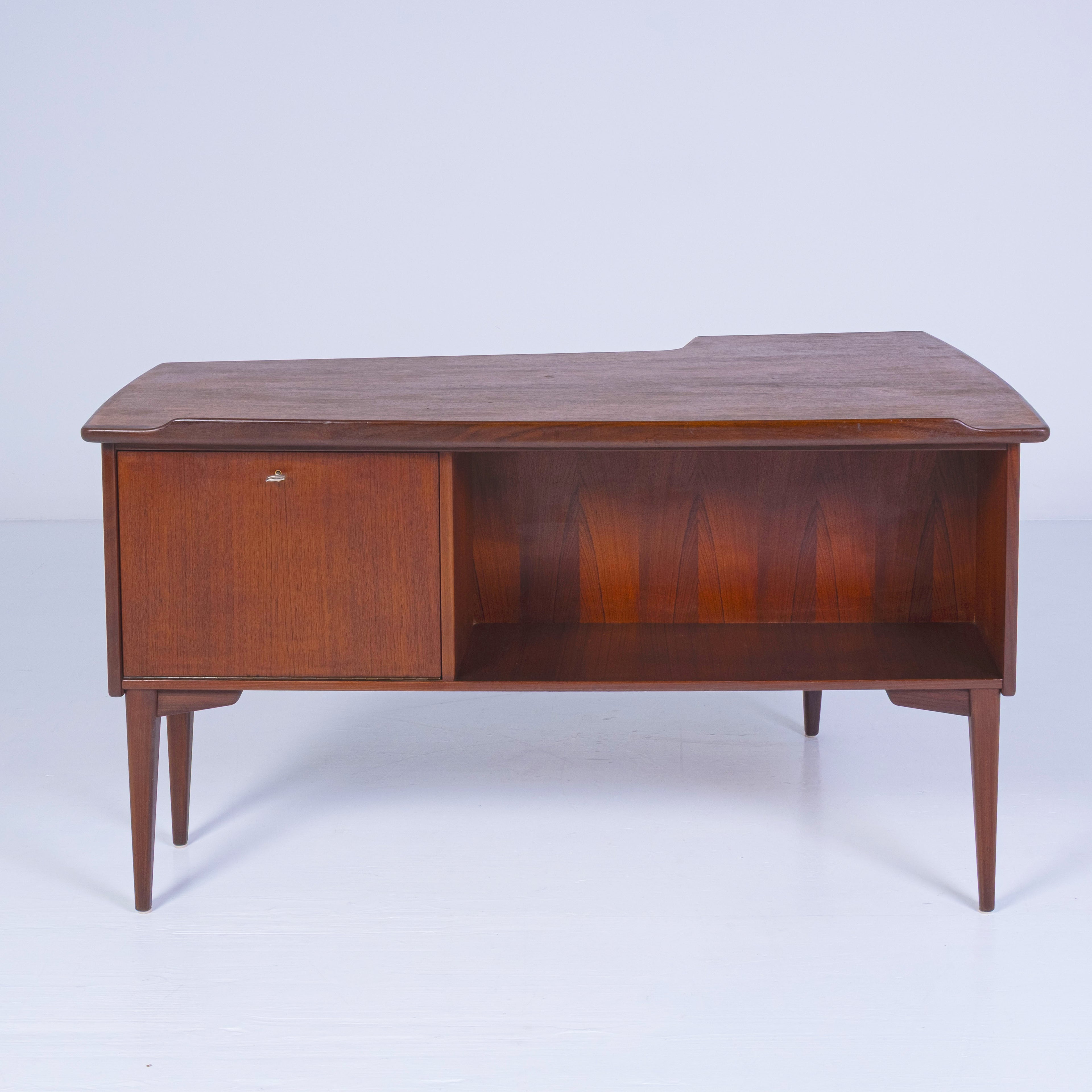 Scrivania Boomerang A10 – Design Scandinavo Anni ’60, Teak