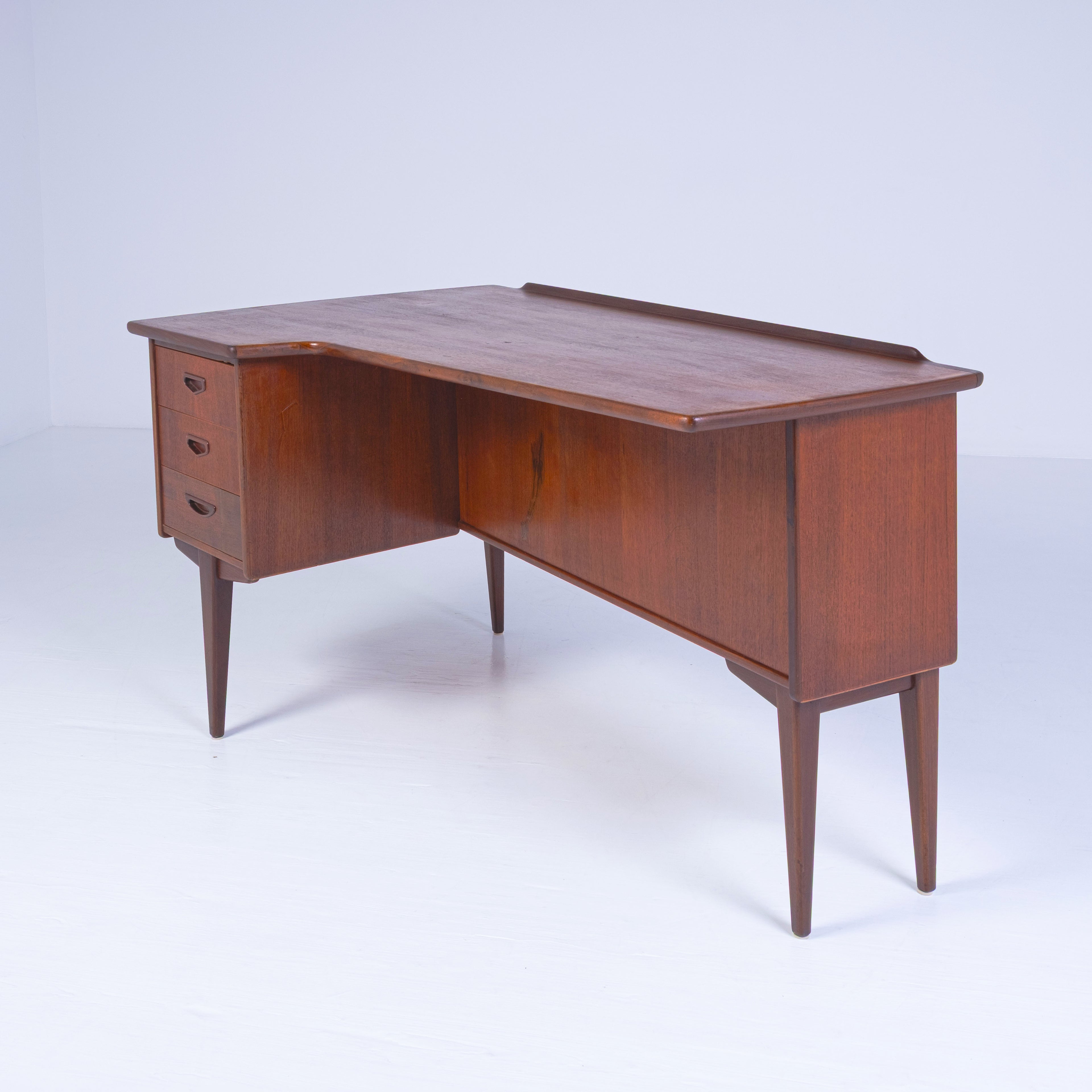 Scrivania Boomerang A10 – Design Scandinavo Anni ’60, Teak