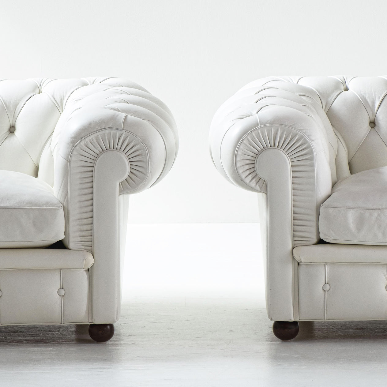 Pair of original Poltrona Frau Chester armchairs – white leather – capitonné – vintage