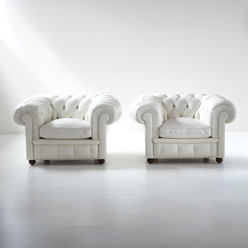Paire de fauteuils Poltrona Frau Chester originaux – cuir blanc – capitonnés – vintage