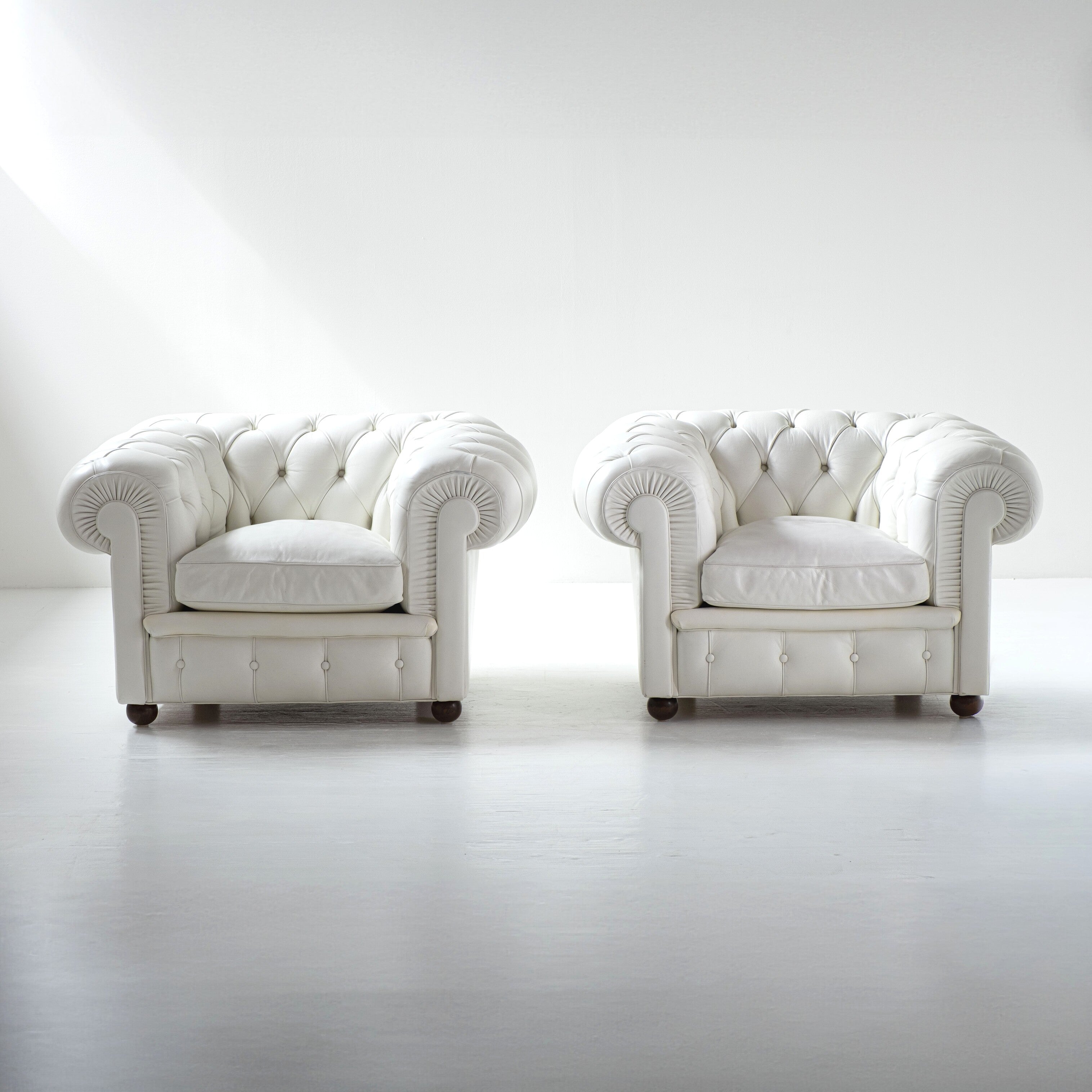 Pair of original Poltrona Frau Chester armchairs – white leather – capitonné – vintage