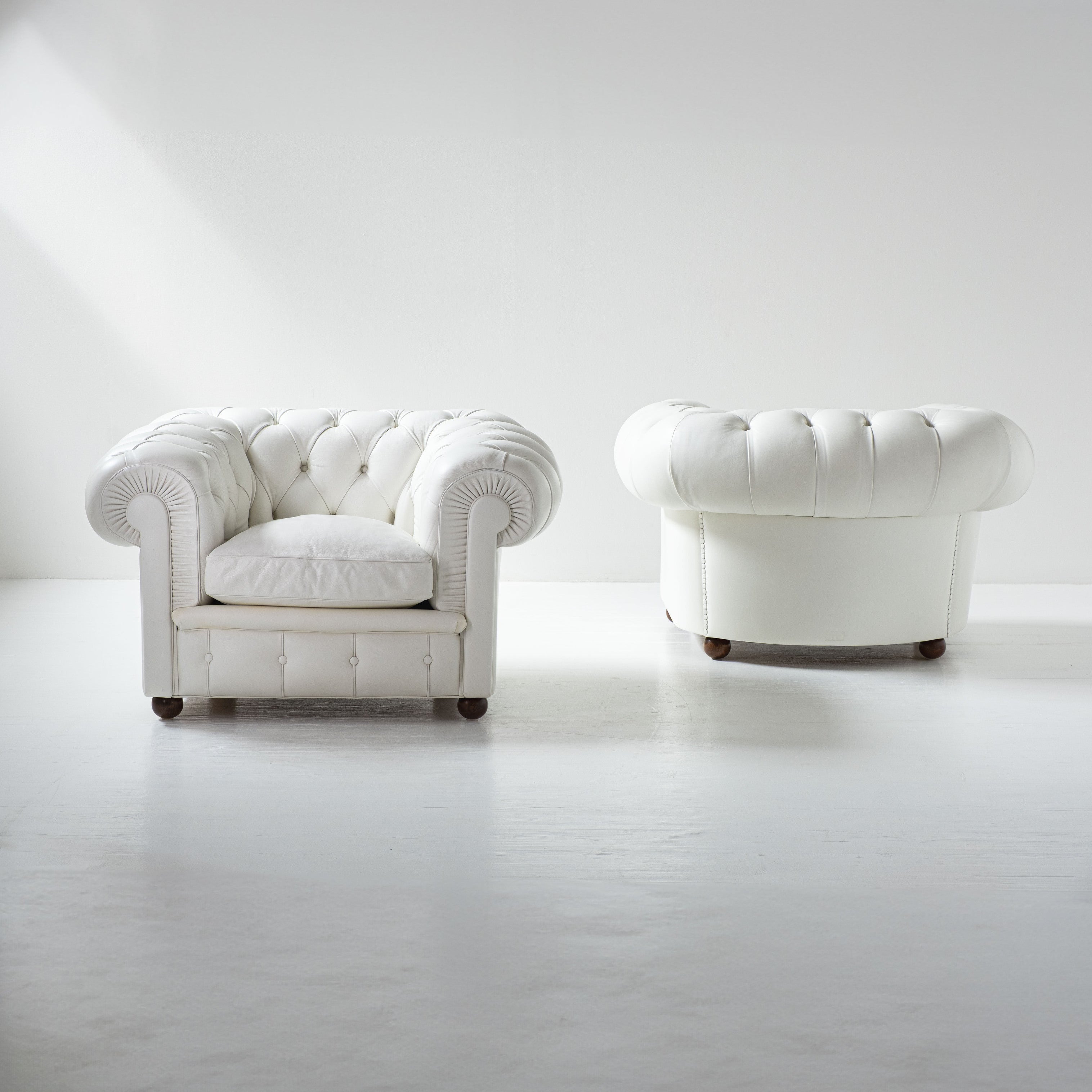 Paire de fauteuils Poltrona Frau Chester originaux – cuir blanc – capitonnés – vintage