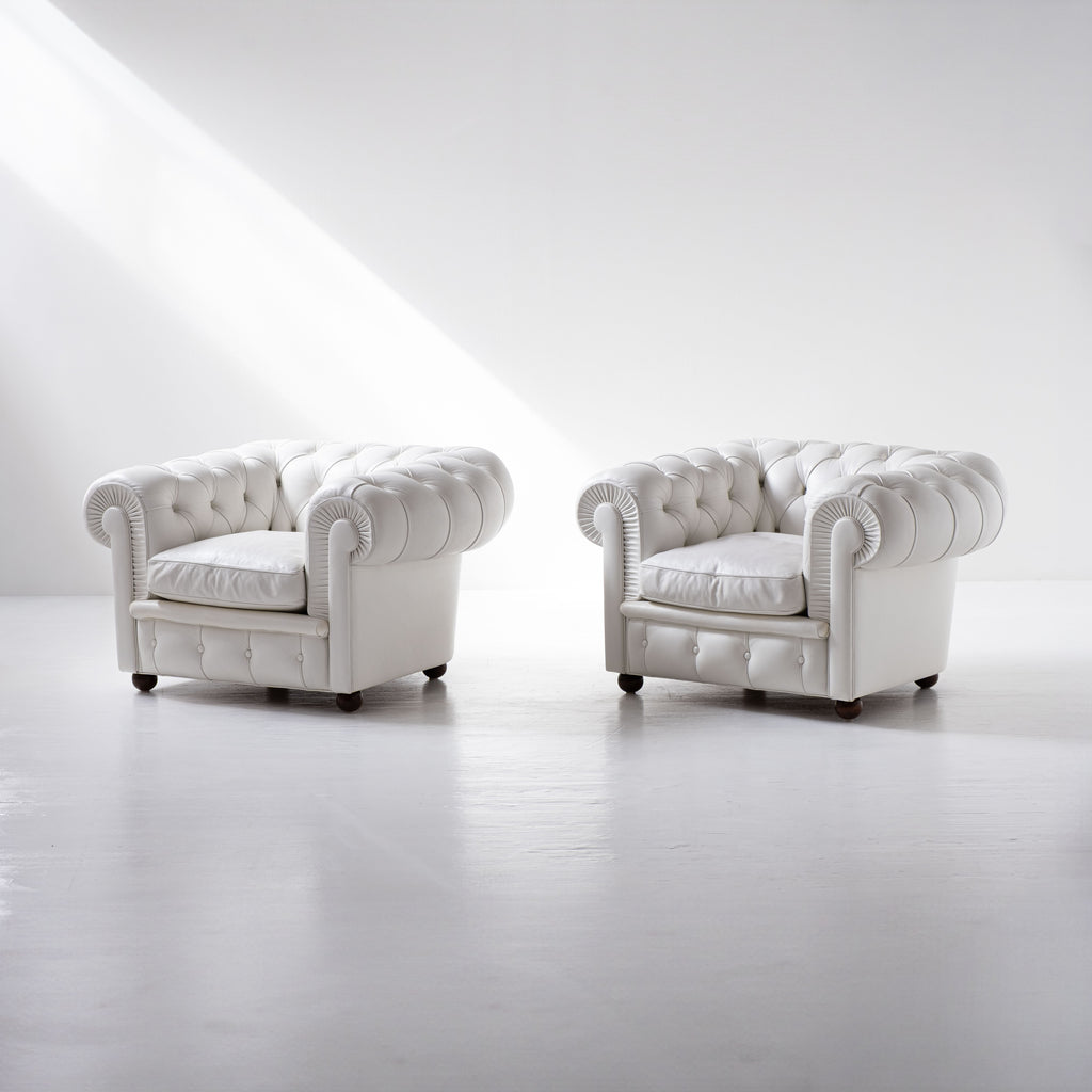 Paire de fauteuils Poltrona Frau Chester originaux – cuir blanc – capitonnés – vintage