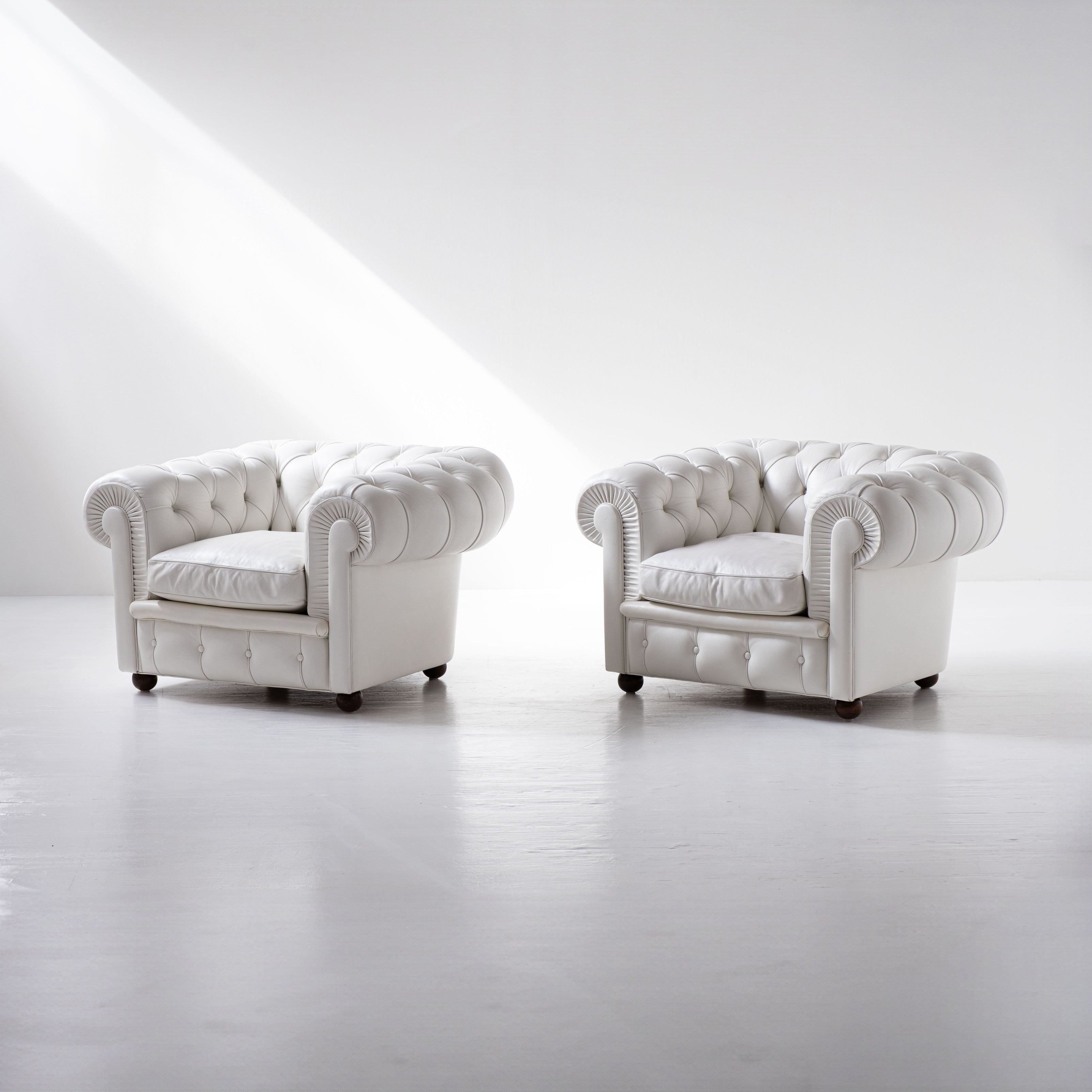 Paire de fauteuils Poltrona Frau Chester originaux – cuir blanc – capitonnés – vintage
