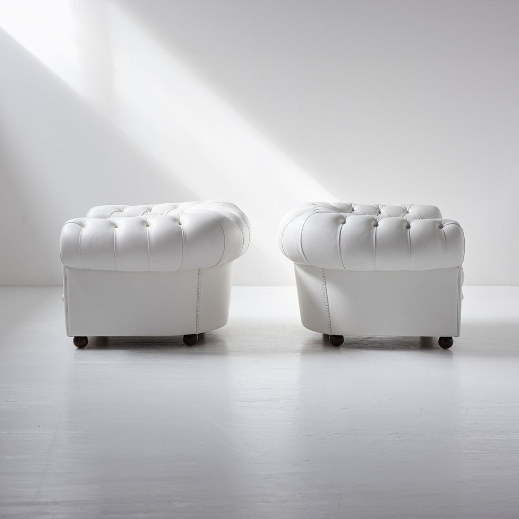 Paire de fauteuils Poltrona Frau Chester originaux – cuir blanc – capitonnés – vintage