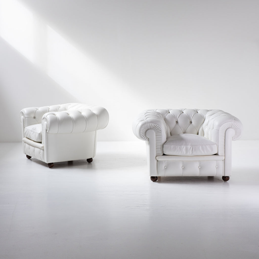 Paire de fauteuils Poltrona Frau Chester originaux – cuir blanc – capitonnés – vintage