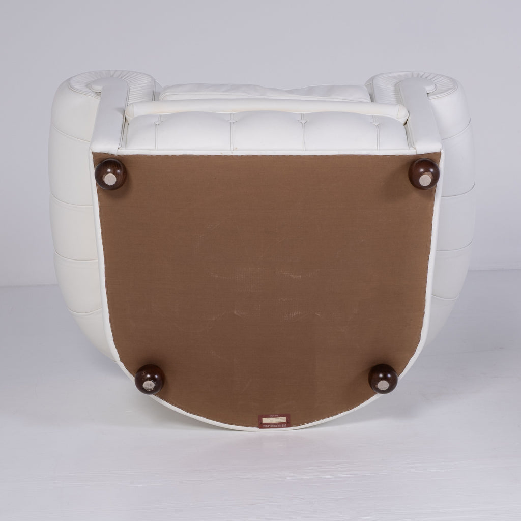 Paire de fauteuils Poltrona Frau Chester originaux – cuir blanc – capitonnés – vintage