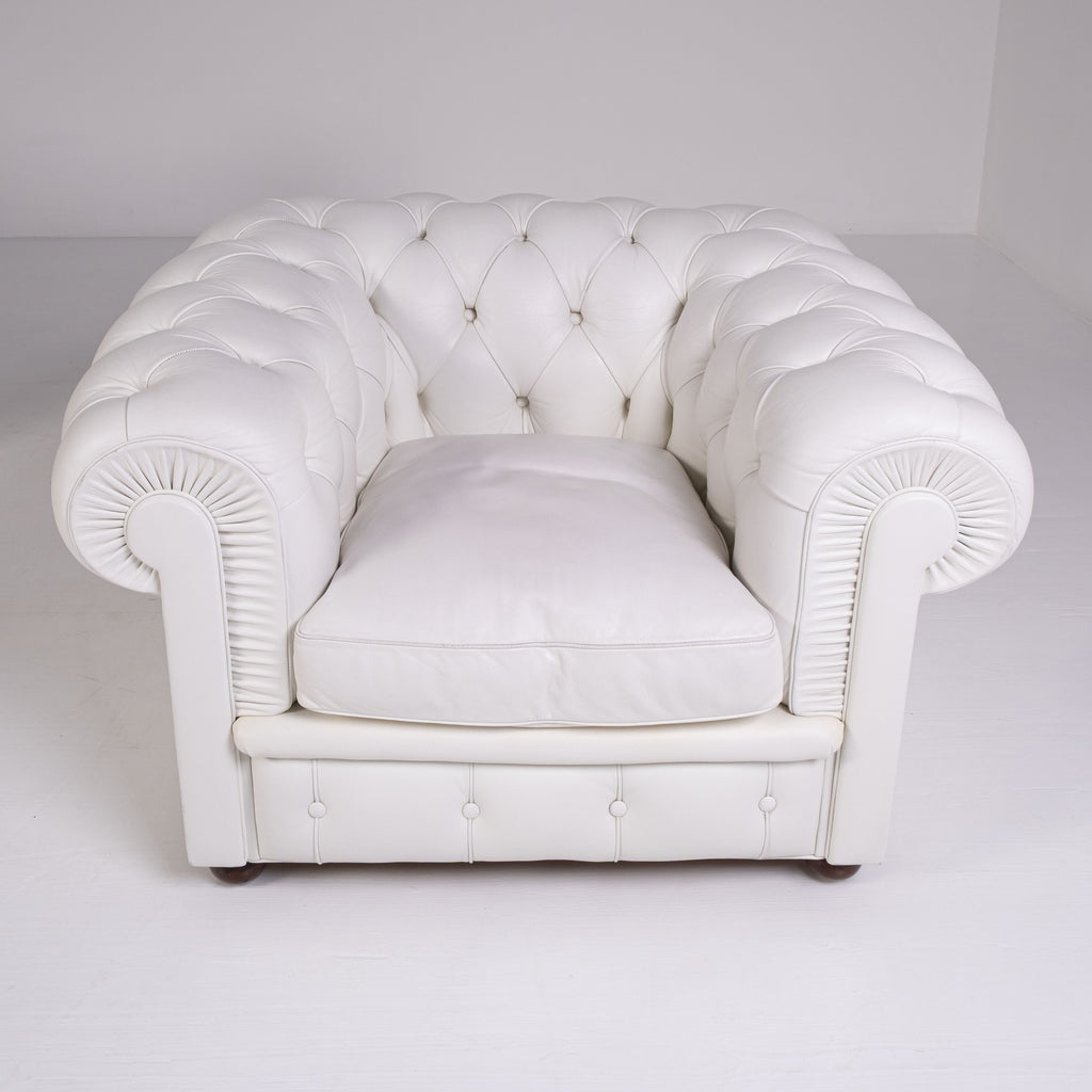 Paire de fauteuils Poltrona Frau Chester originaux – cuir blanc – capitonnés – vintage