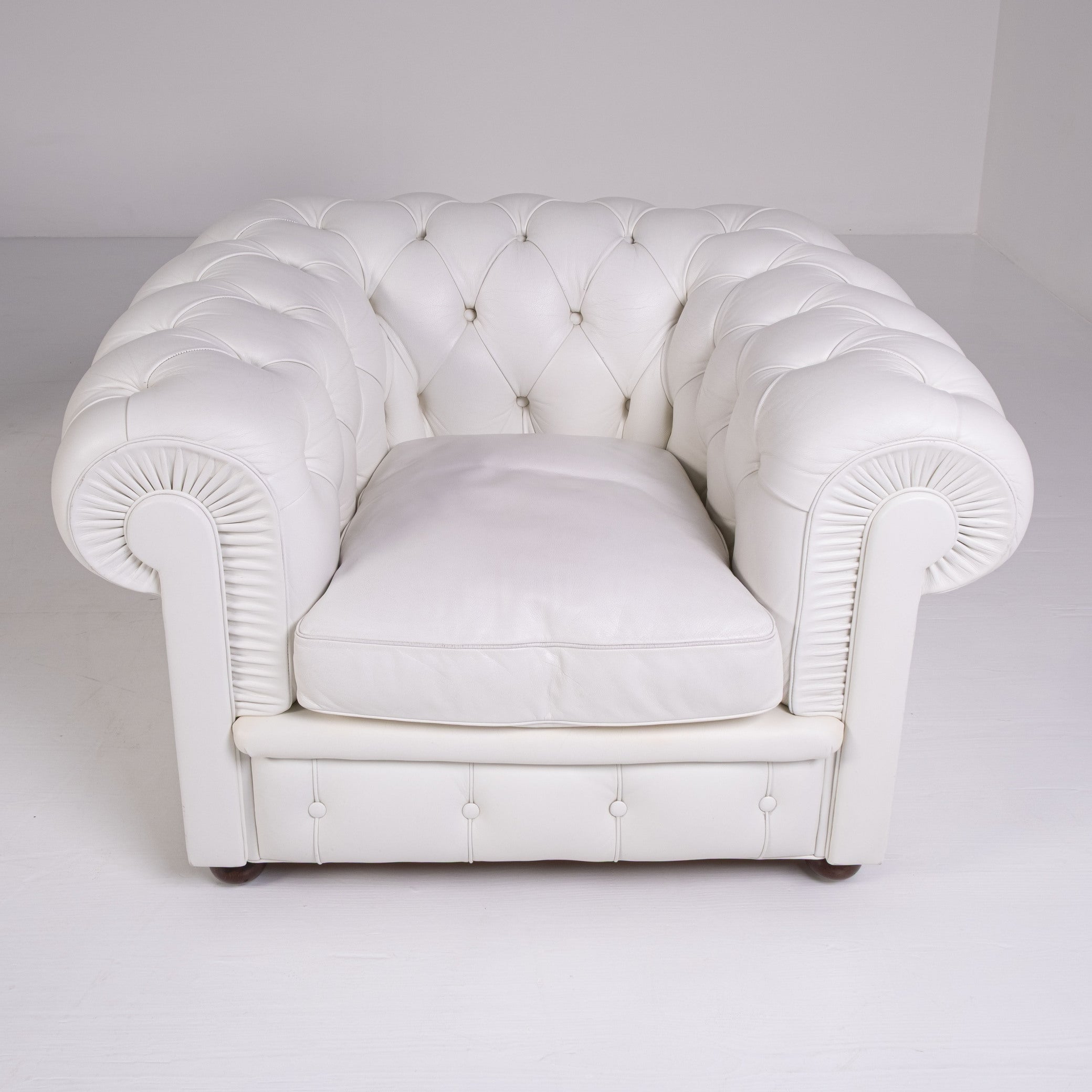 Paire de fauteuils Poltrona Frau Chester originaux – cuir blanc – capitonnés – vintage