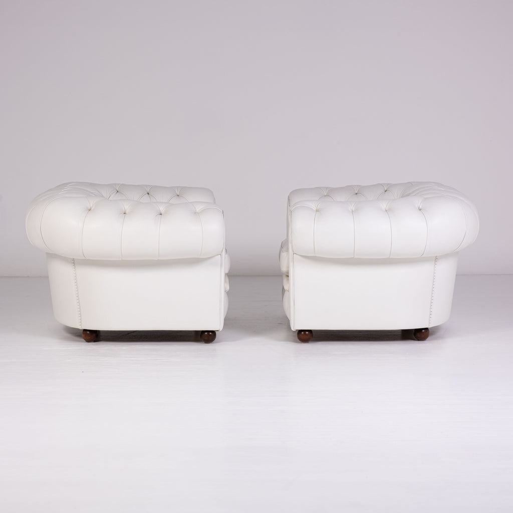 Paire de fauteuils Poltrona Frau Chester originaux – cuir blanc – capitonnés – vintage