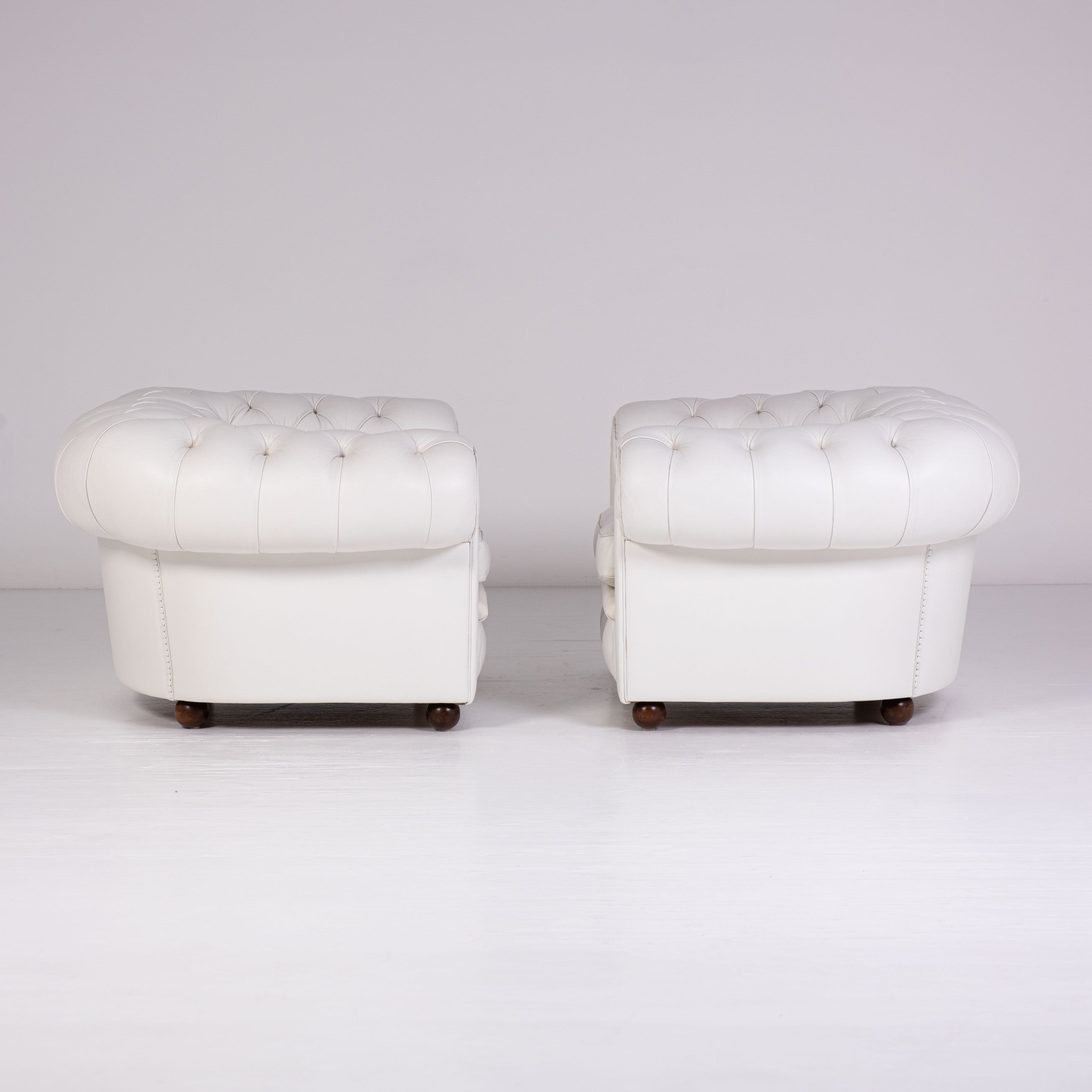 Paire de fauteuils Poltrona Frau Chester originaux – cuir blanc – capitonnés – vintage