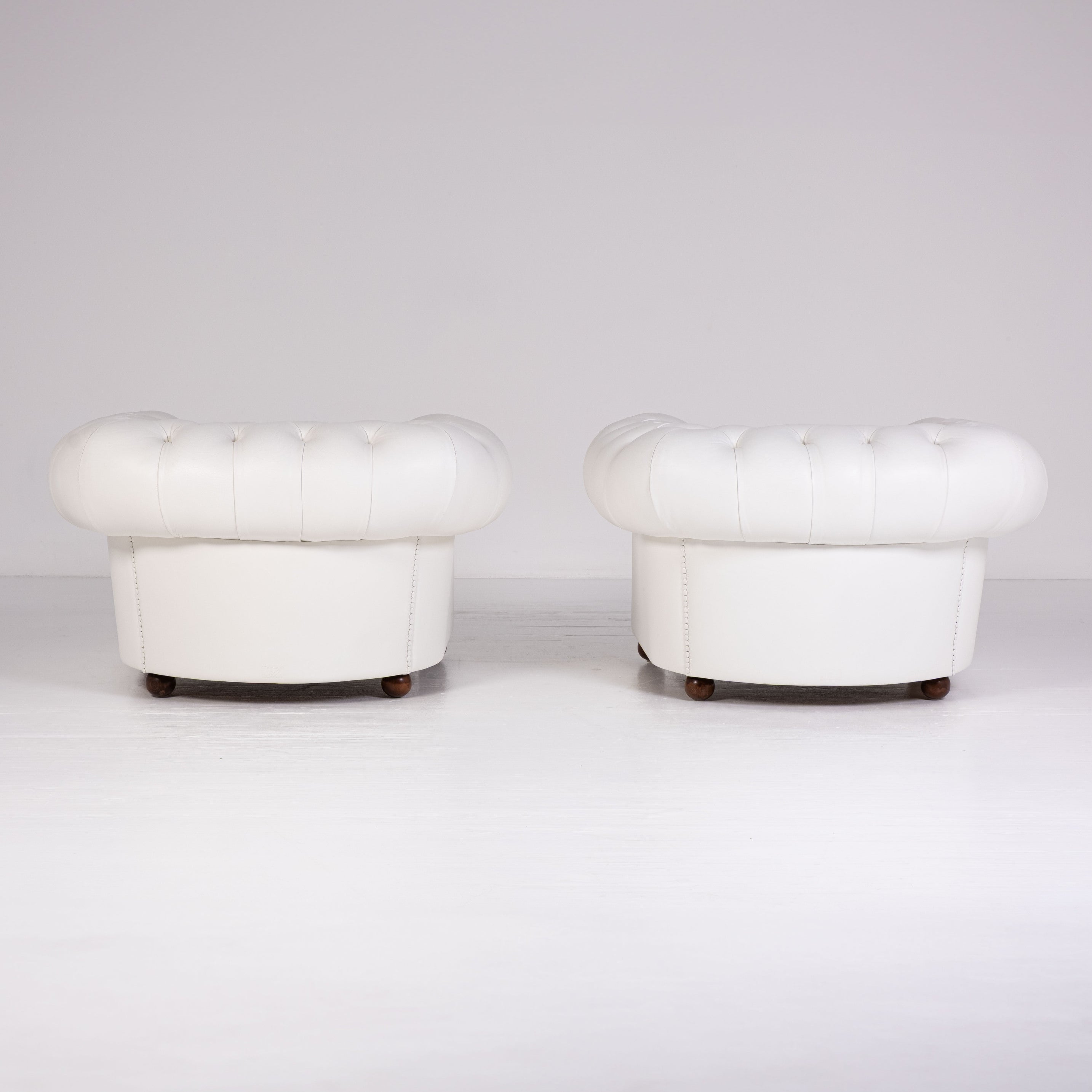 Paire de fauteuils Poltrona Frau Chester originaux – cuir blanc – capitonnés – vintage