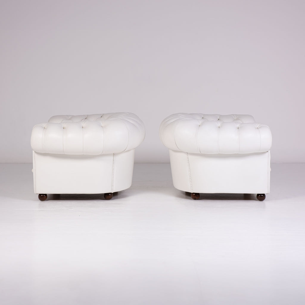 Paire de fauteuils Poltrona Frau Chester originaux – cuir blanc – capitonnés – vintage