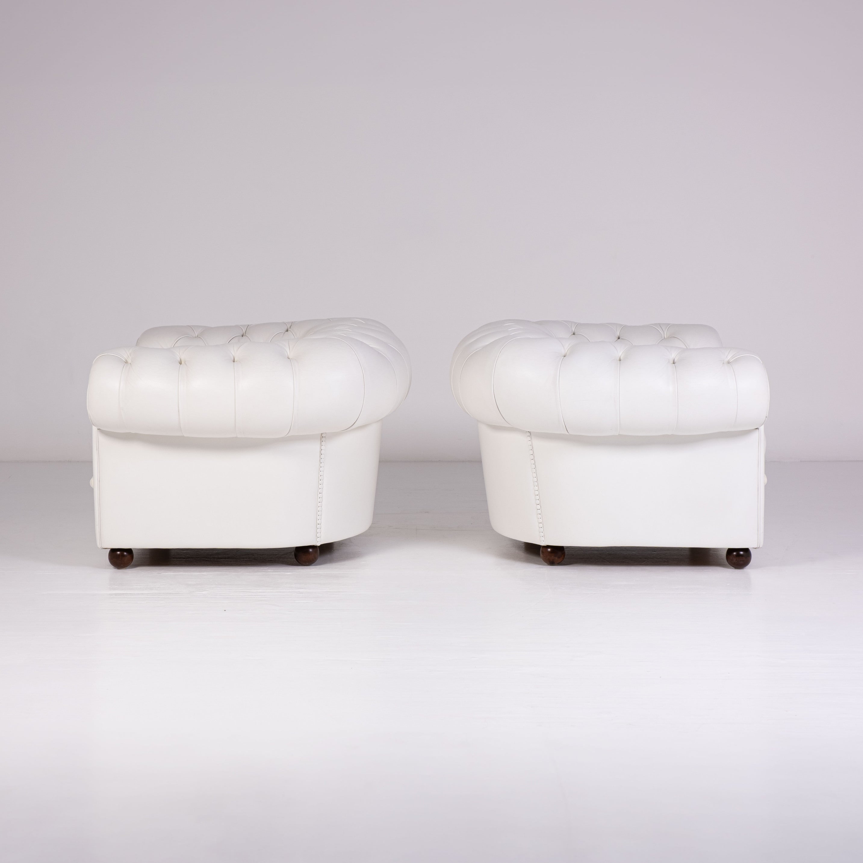 Paire de fauteuils Poltrona Frau Chester originaux – cuir blanc – capitonnés – vintage