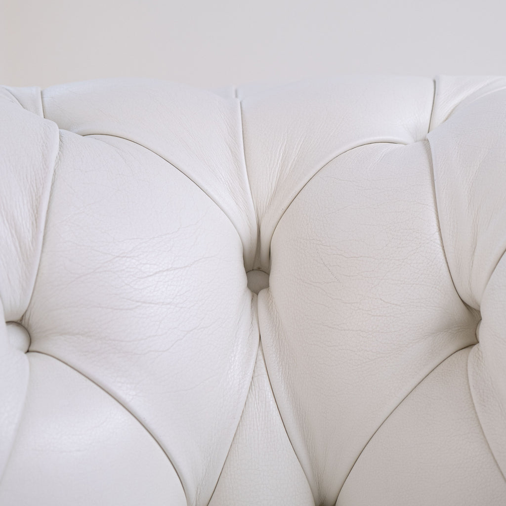 Paire de fauteuils Poltrona Frau Chester originaux – cuir blanc – capitonnés – vintage