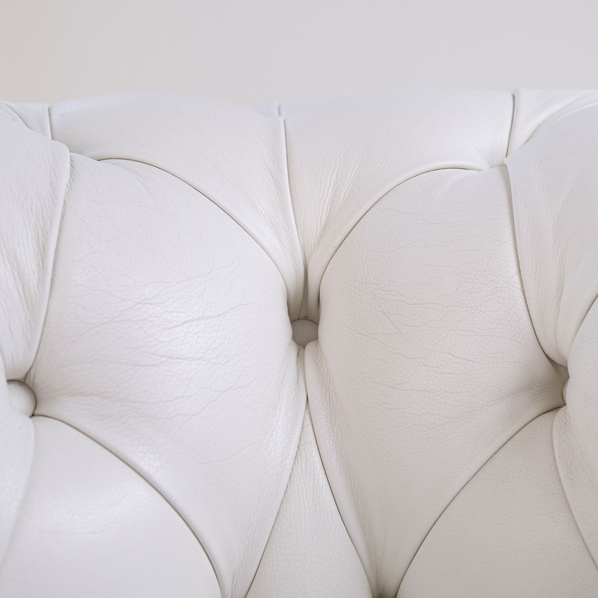 Paire de fauteuils Poltrona Frau Chester originaux – cuir blanc – capitonnés – vintage