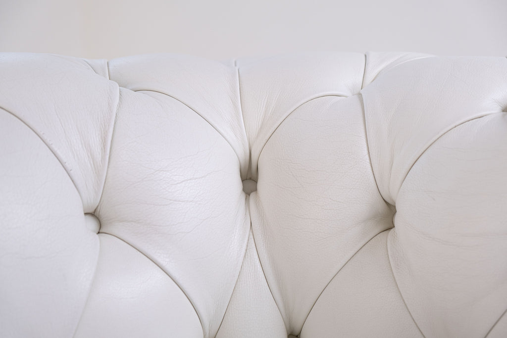 Paire de fauteuils Poltrona Frau Chester originaux – cuir blanc – capitonnés – vintage