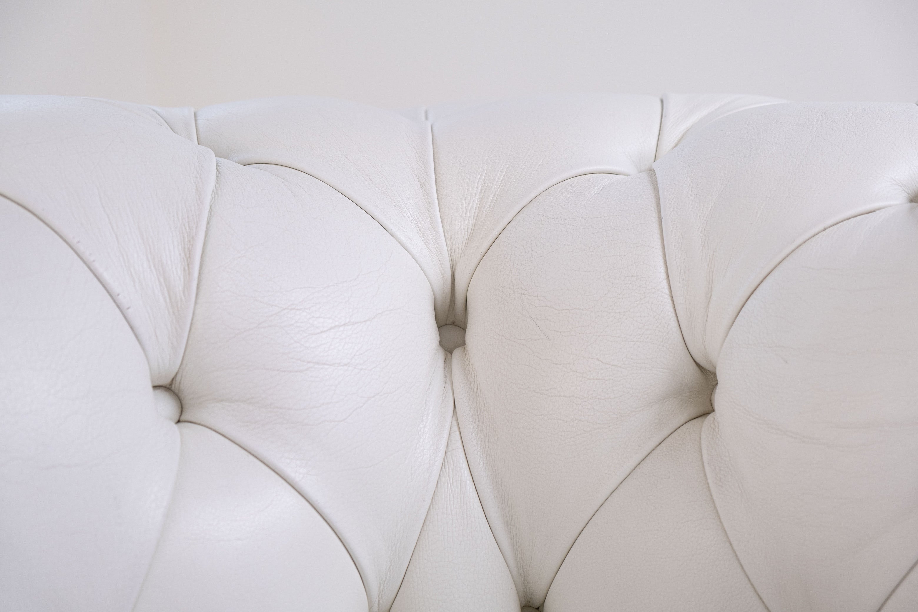 Paire de fauteuils Poltrona Frau Chester originaux – cuir blanc – capitonnés – vintage