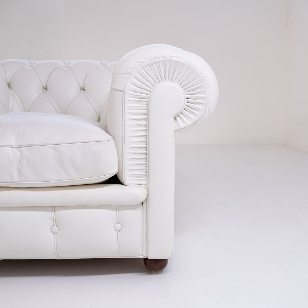 Paire de fauteuils Poltrona Frau Chester originaux – cuir blanc – capitonnés – vintage
