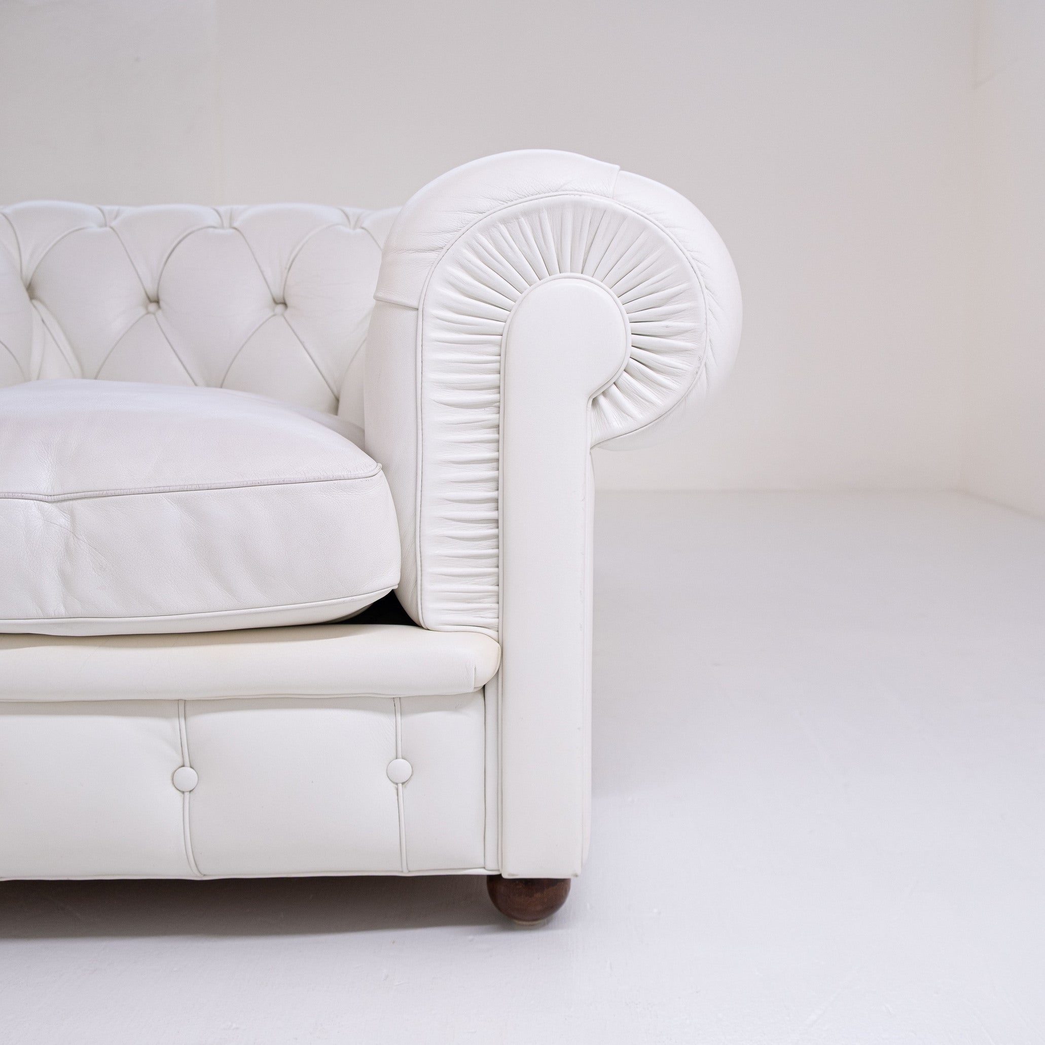 Paire de fauteuils Poltrona Frau Chester originaux – cuir blanc – capitonnés – vintage