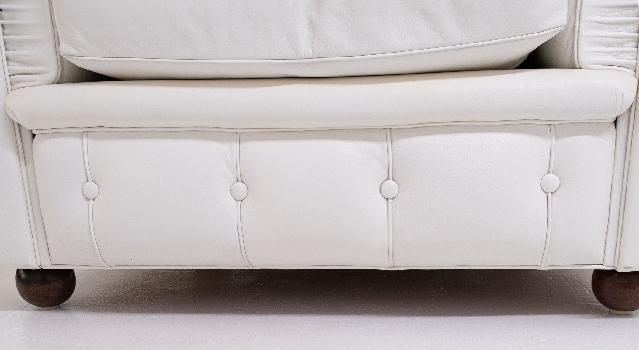 Paire de fauteuils Poltrona Frau Chester originaux – cuir blanc – capitonnés – vintage
