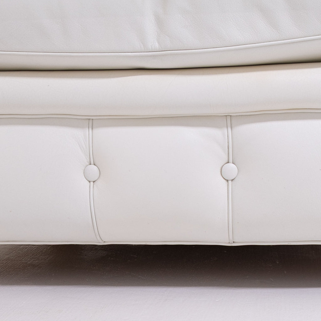 Paire de fauteuils Poltrona Frau Chester originaux – cuir blanc – capitonnés – vintage