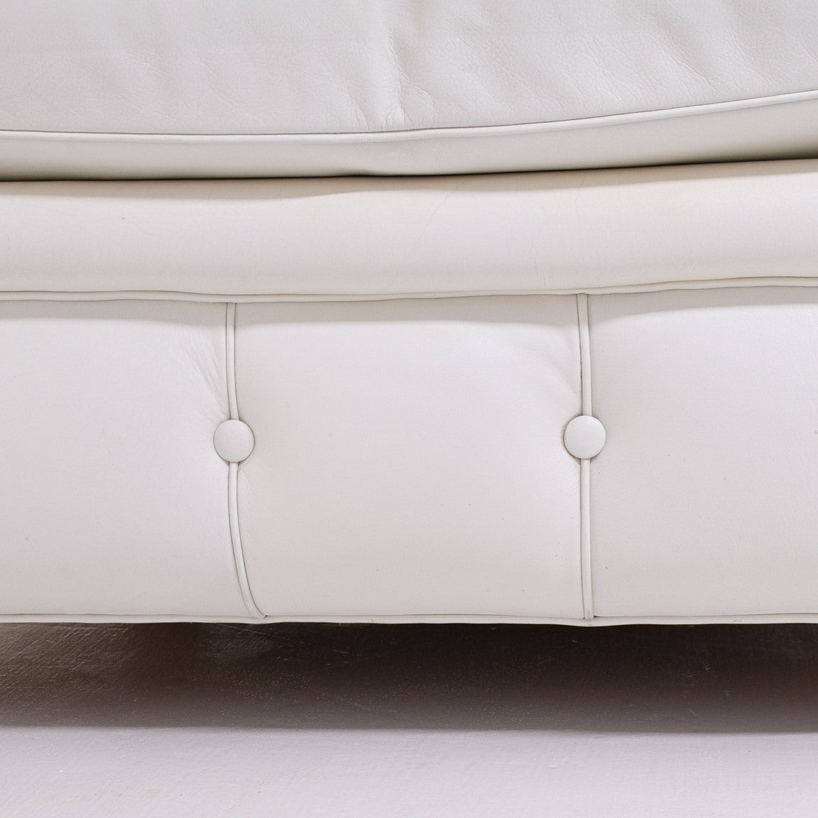 Paire de fauteuils Poltrona Frau Chester originaux – cuir blanc – capitonnés – vintage