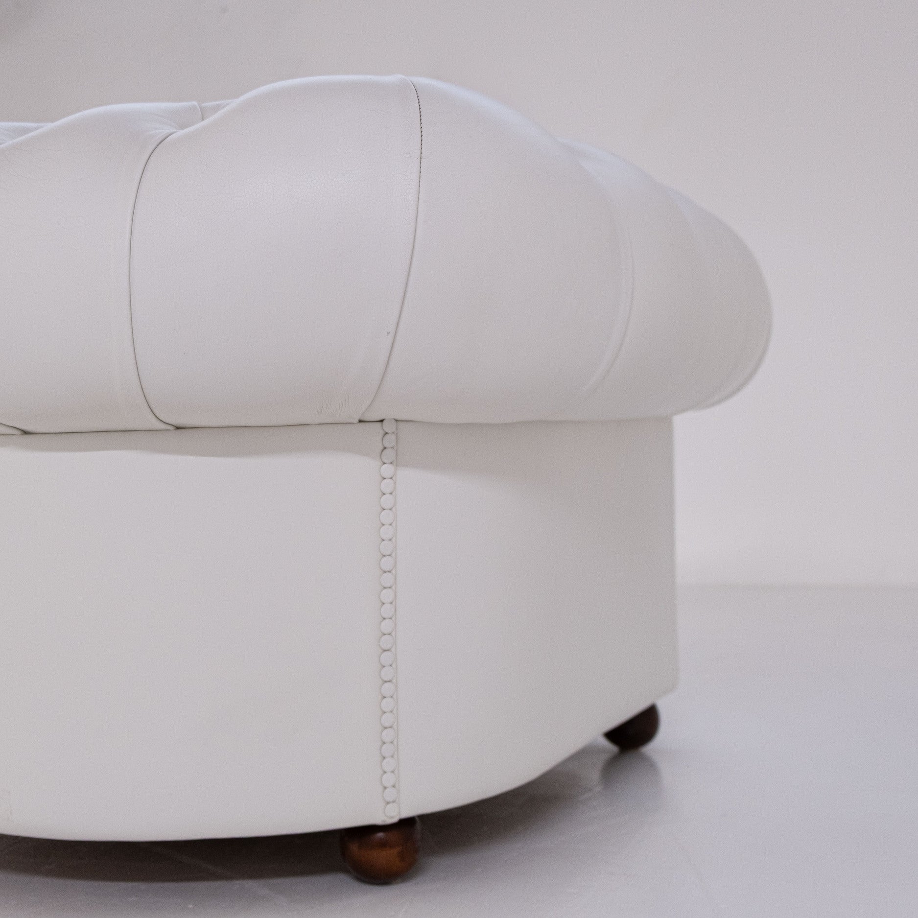 Paire de fauteuils Poltrona Frau Chester originaux – cuir blanc – capitonnés – vintage