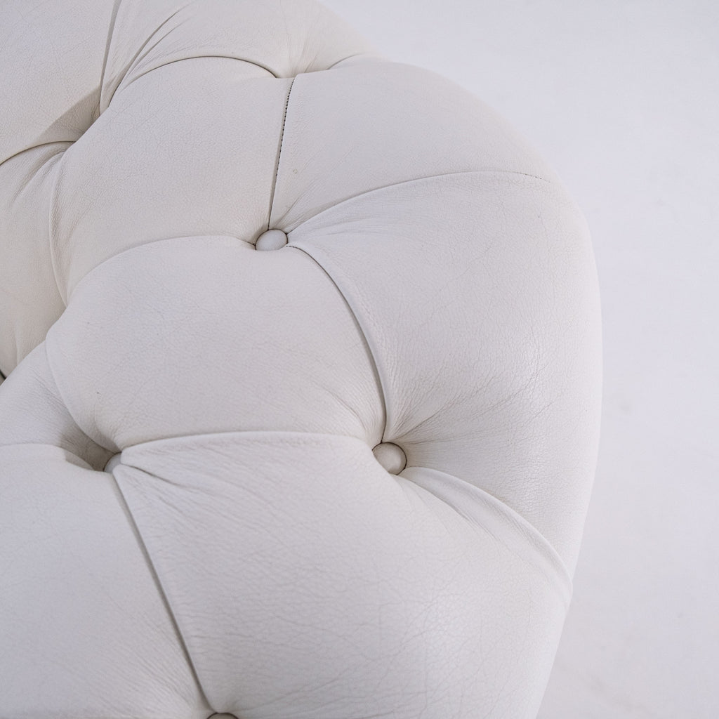 Paire de fauteuils Poltrona Frau Chester originaux – cuir blanc – capitonnés – vintage