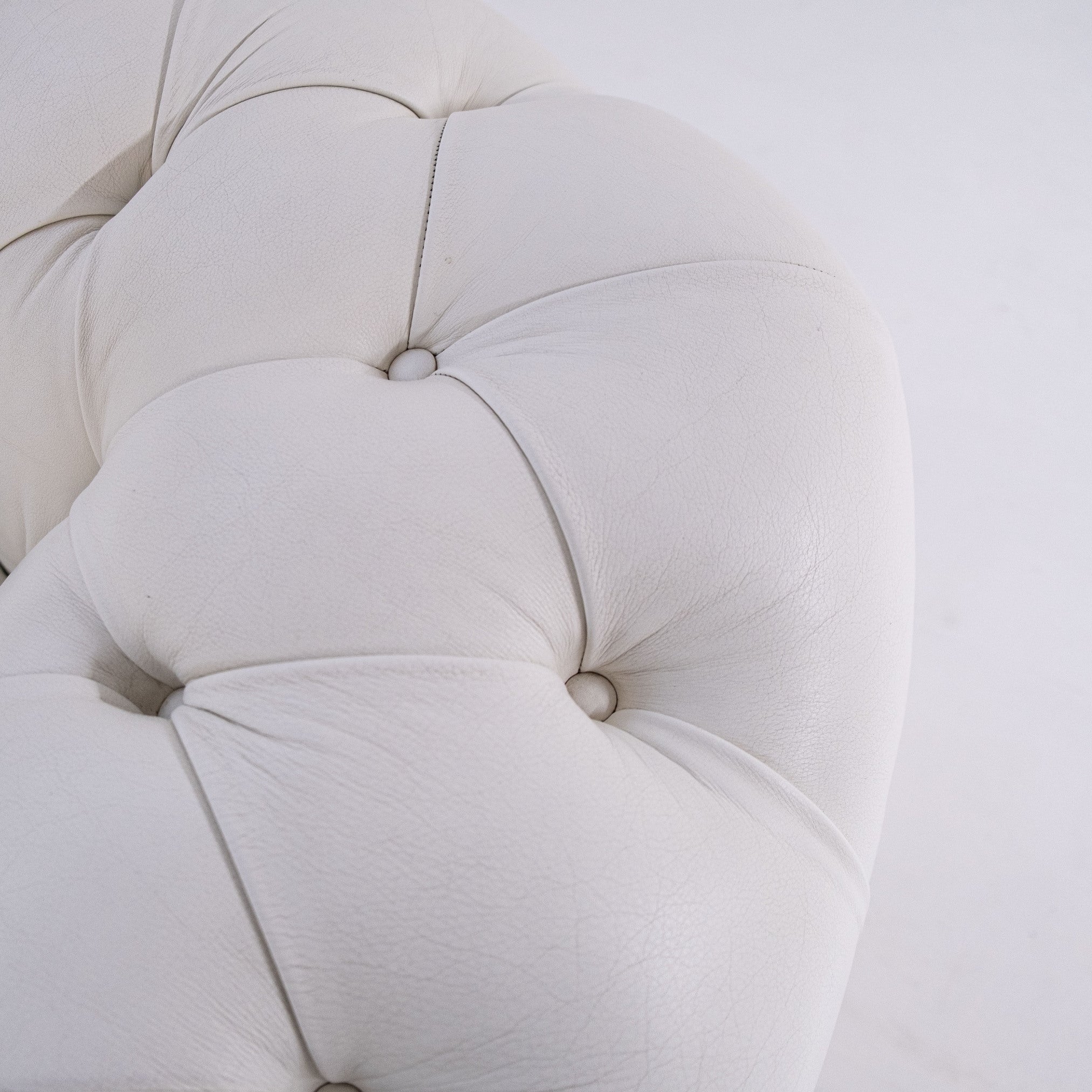 Paire de fauteuils Poltrona Frau Chester originaux – cuir blanc – capitonnés – vintage