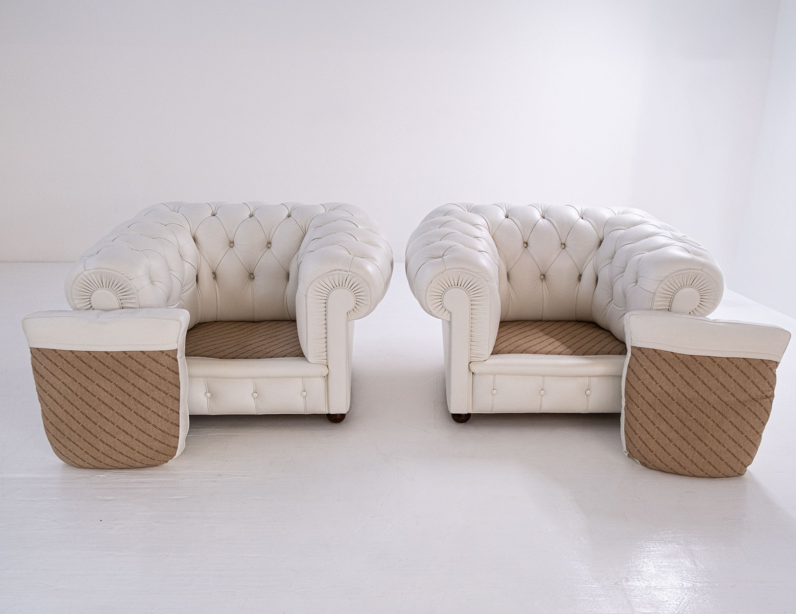 Paire de fauteuils Poltrona Frau Chester originaux – cuir blanc – capitonnés – vintage