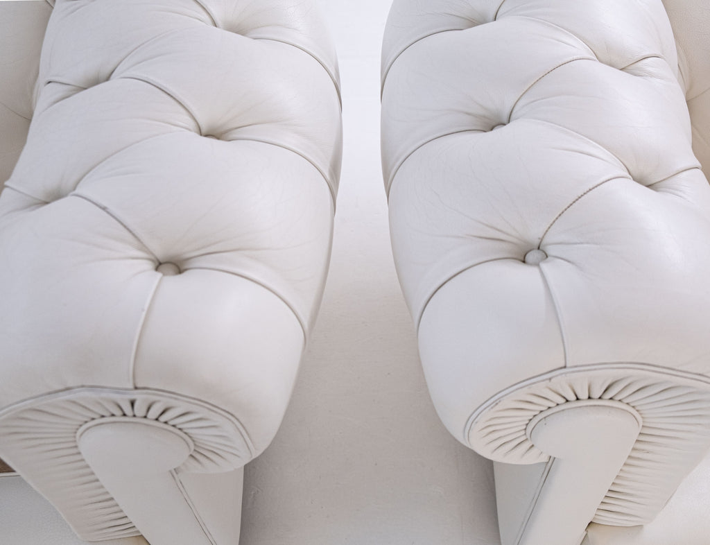 Paire de fauteuils Poltrona Frau Chester originaux – cuir blanc – capitonnés – vintage