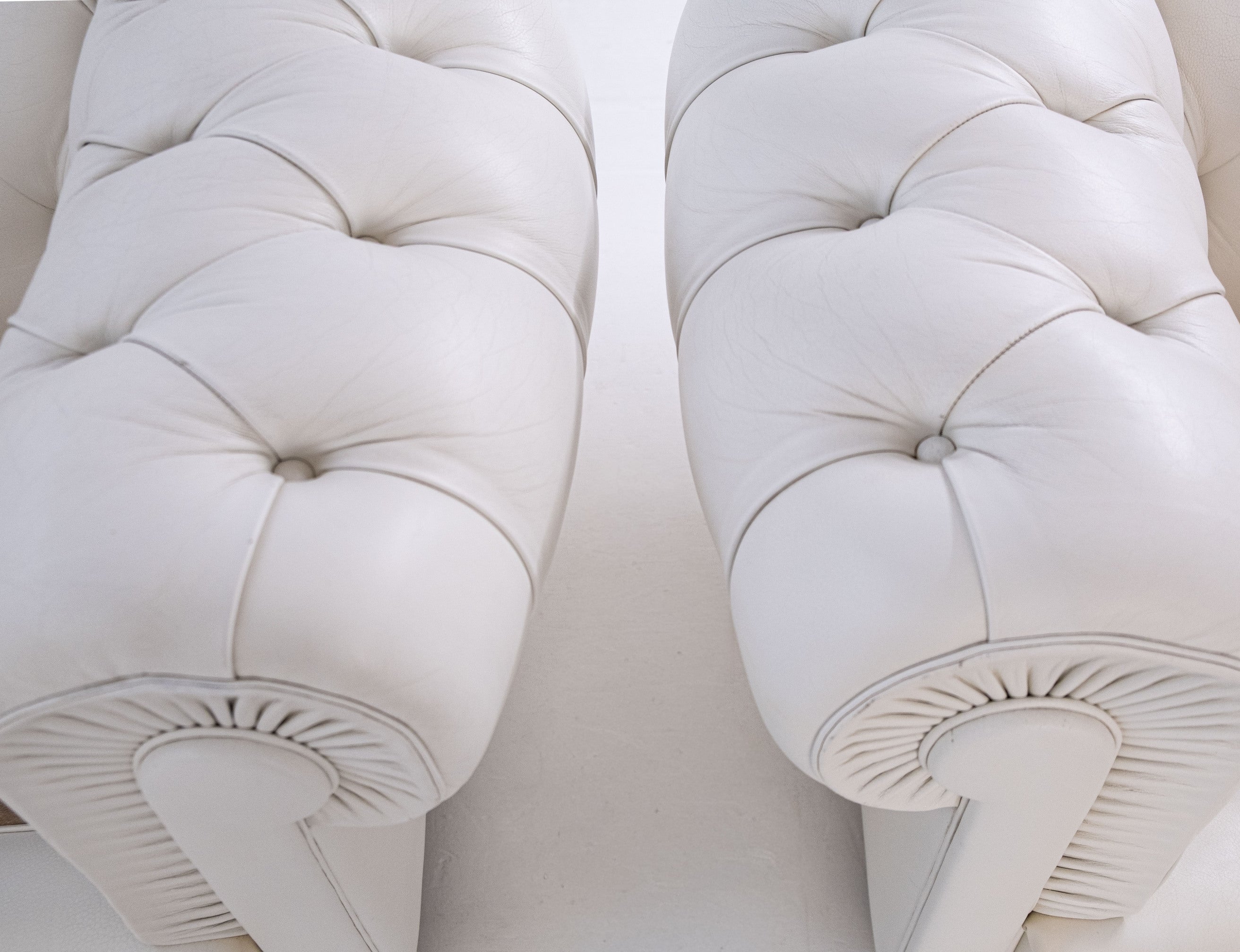Paire de fauteuils Poltrona Frau Chester originaux – cuir blanc – capitonnés – vintage
