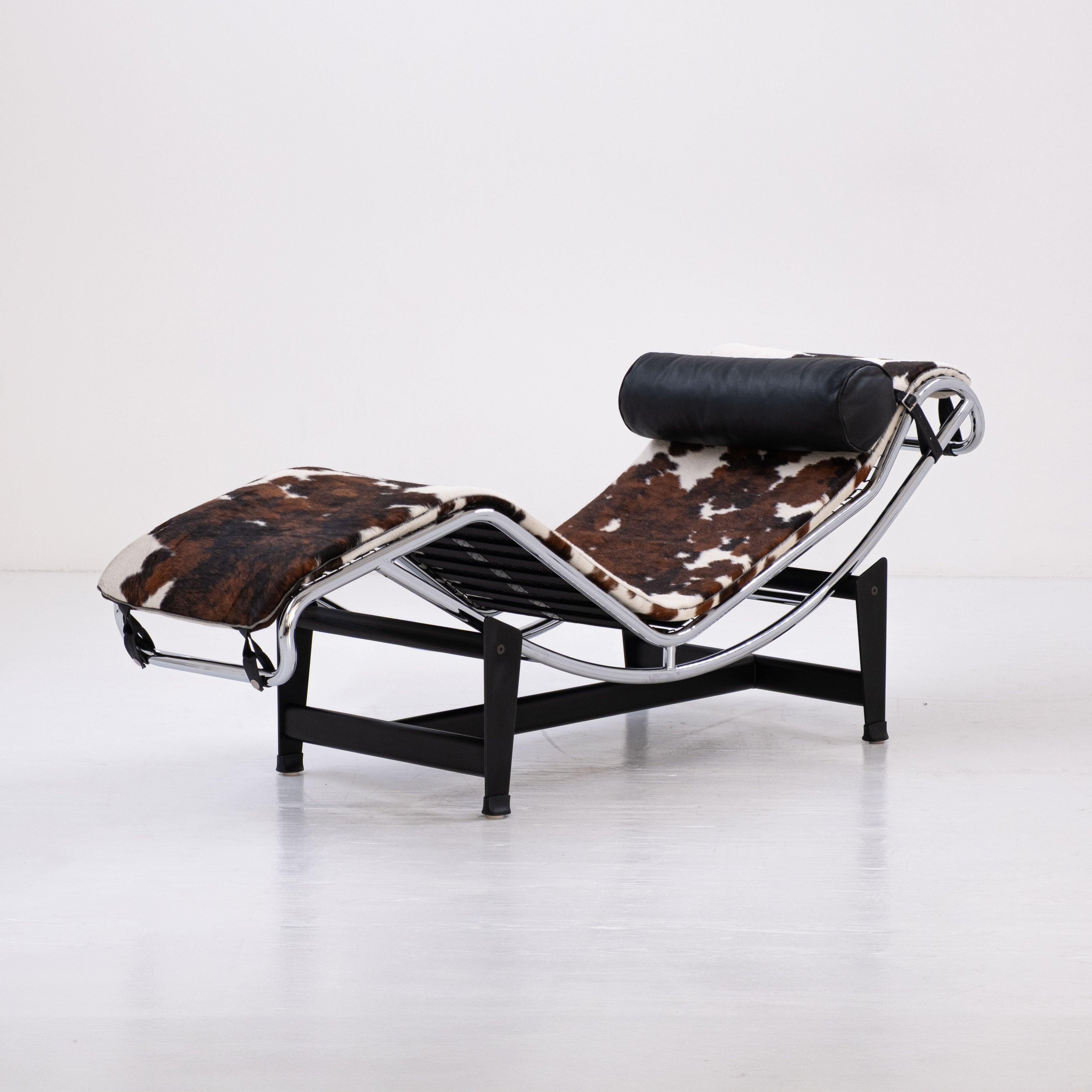 Chaise Longue LC4 di Le Corbusier, Pierre Jeanneret e Charlotte Perriand per Alivar