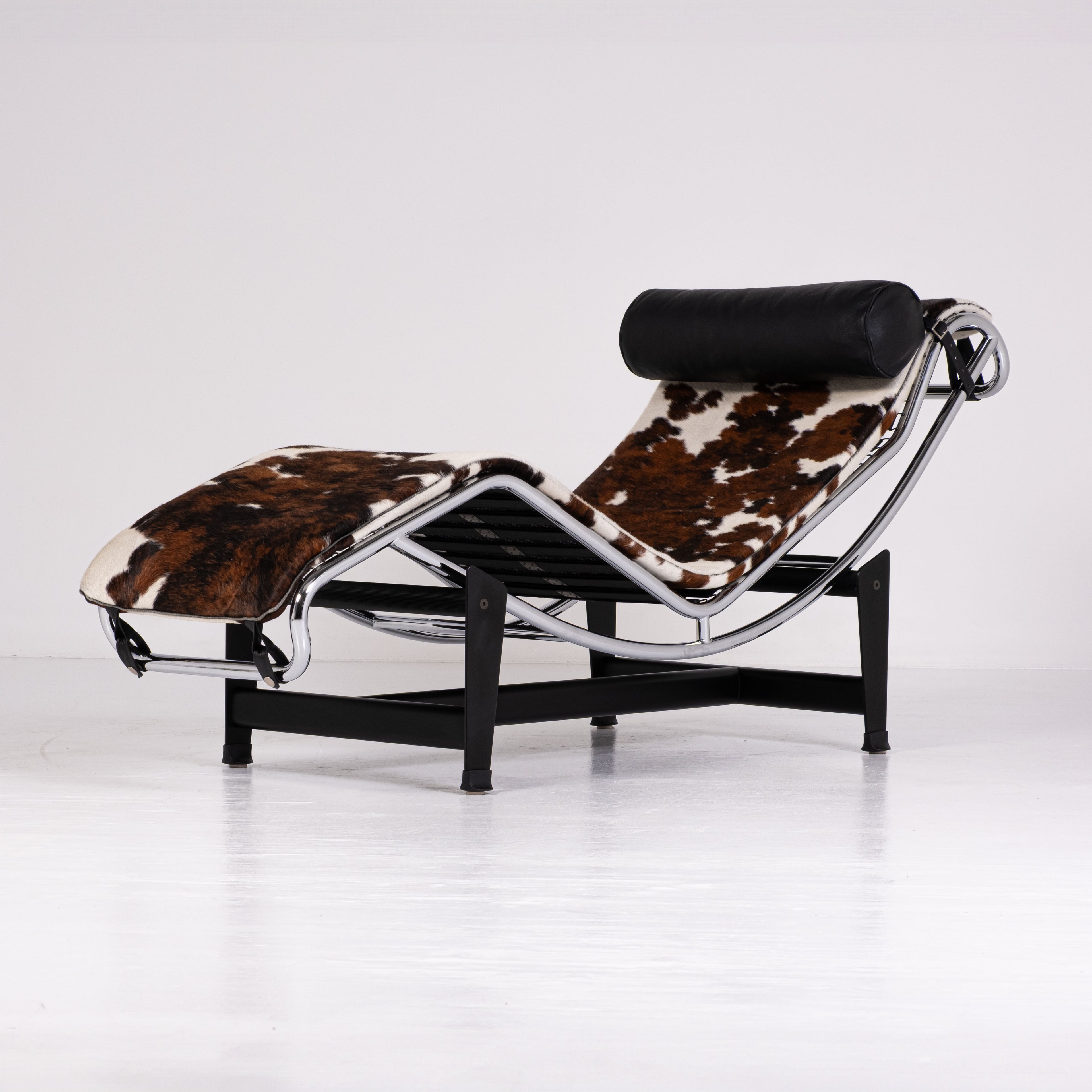 Chaise Longue LC4 di Le Corbusier, Pierre Jeanneret e Charlotte Perriand per Alivar