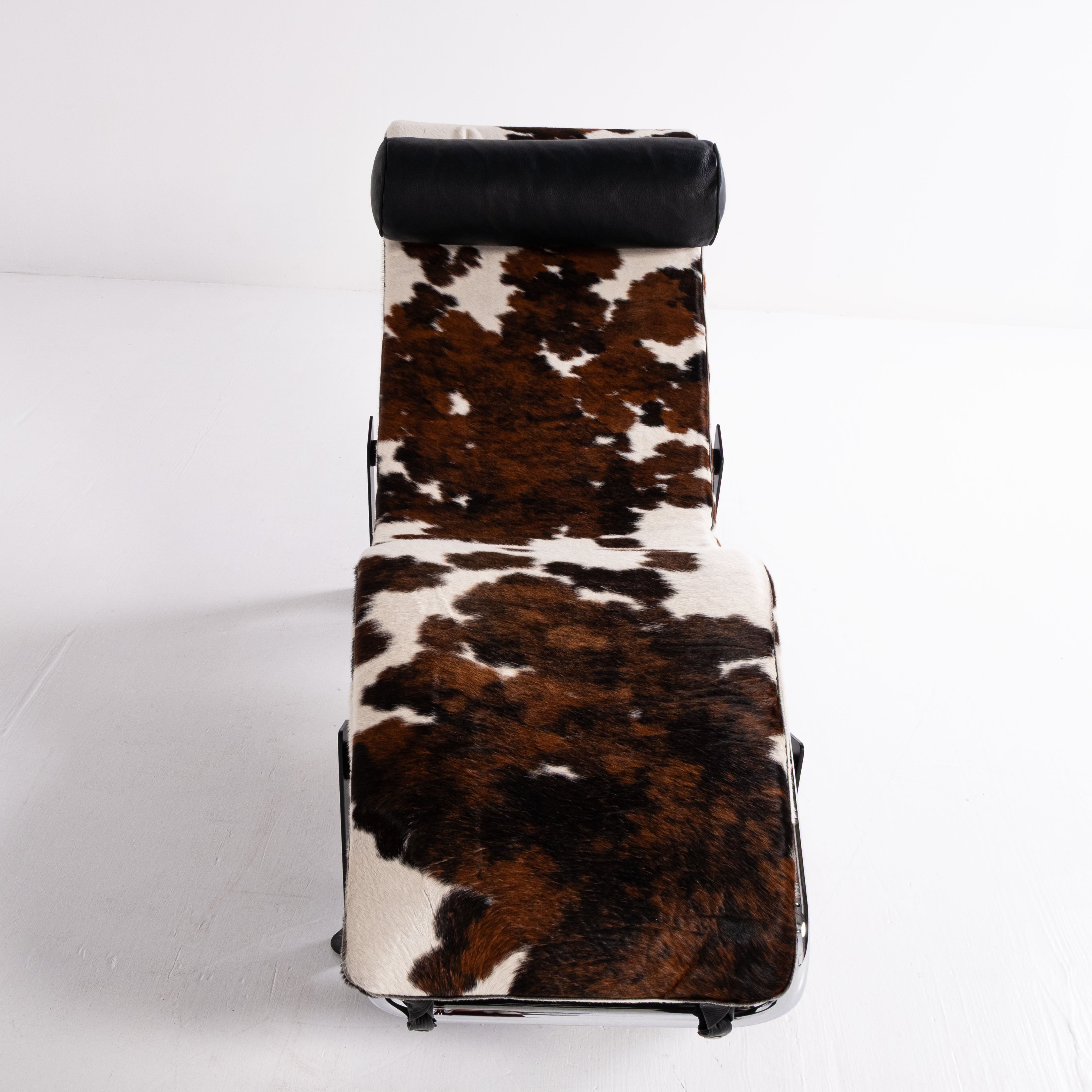 Chaise Longue LC4 di Le Corbusier, Pierre Jeanneret e Charlotte Perriand per Alivar