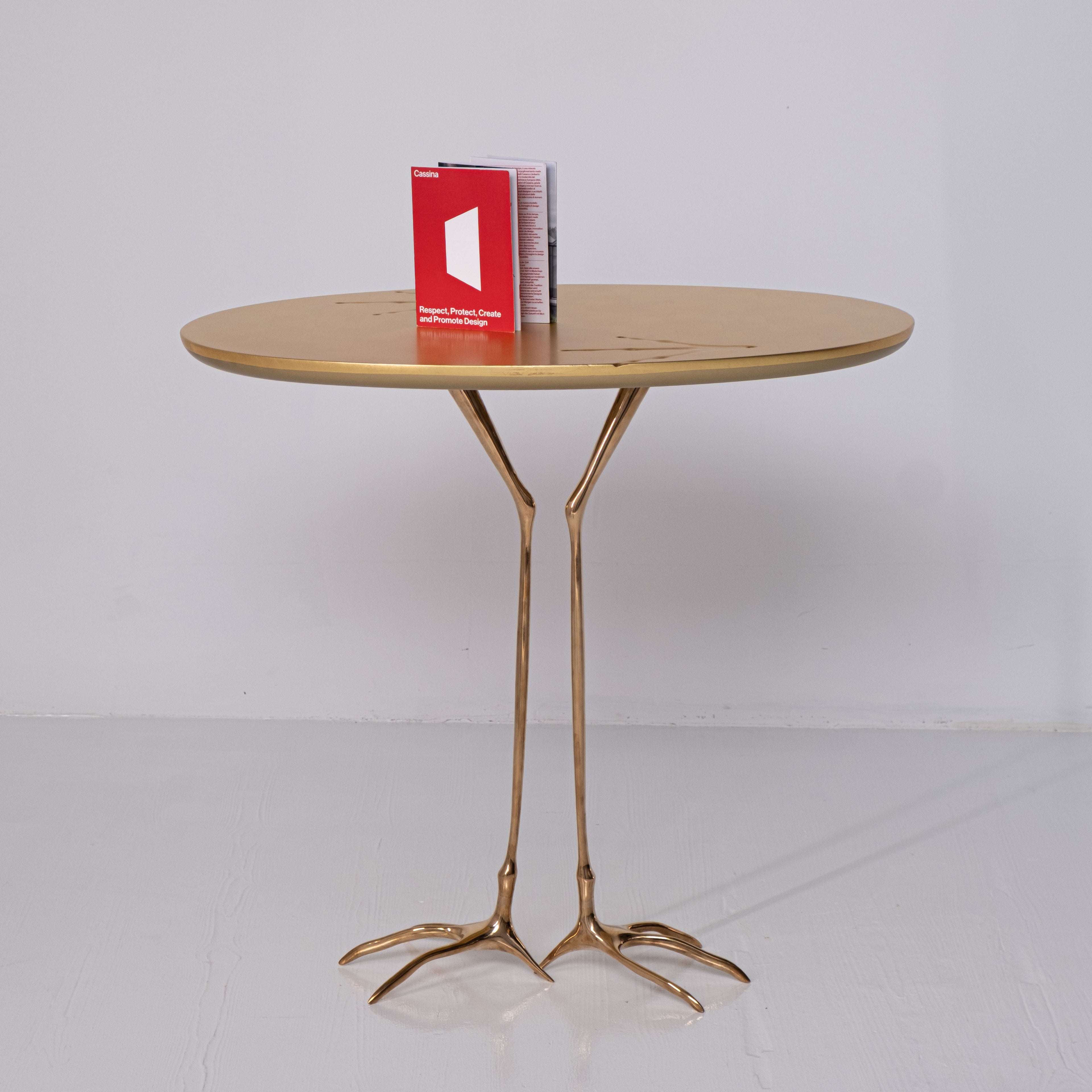 Tavolino Traccia di Meret Oppenheim per Cassina – Icona Surrealista del Design