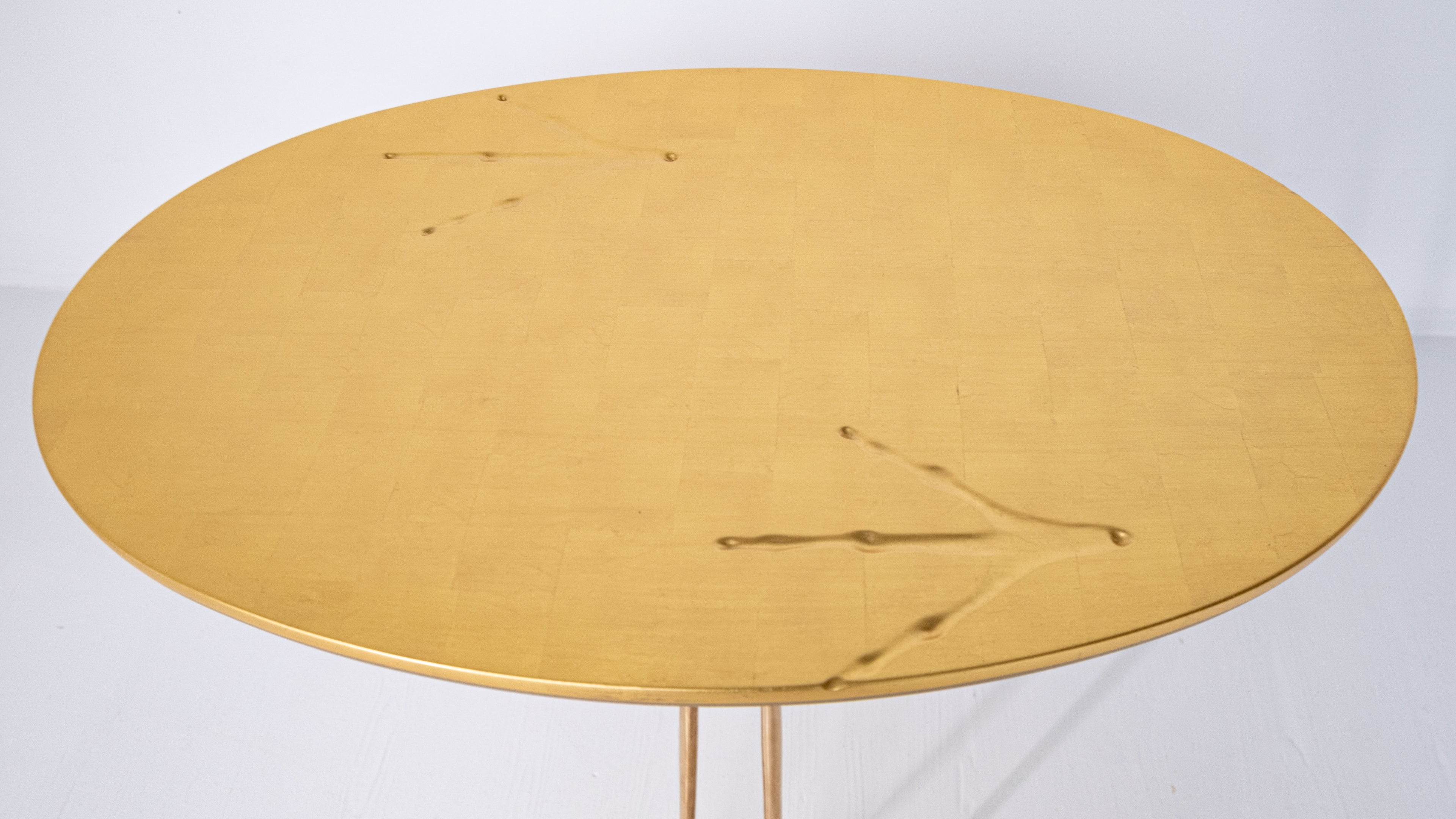 Tavolino Traccia di Meret Oppenheim per Cassina – Icona Surrealista del Design
