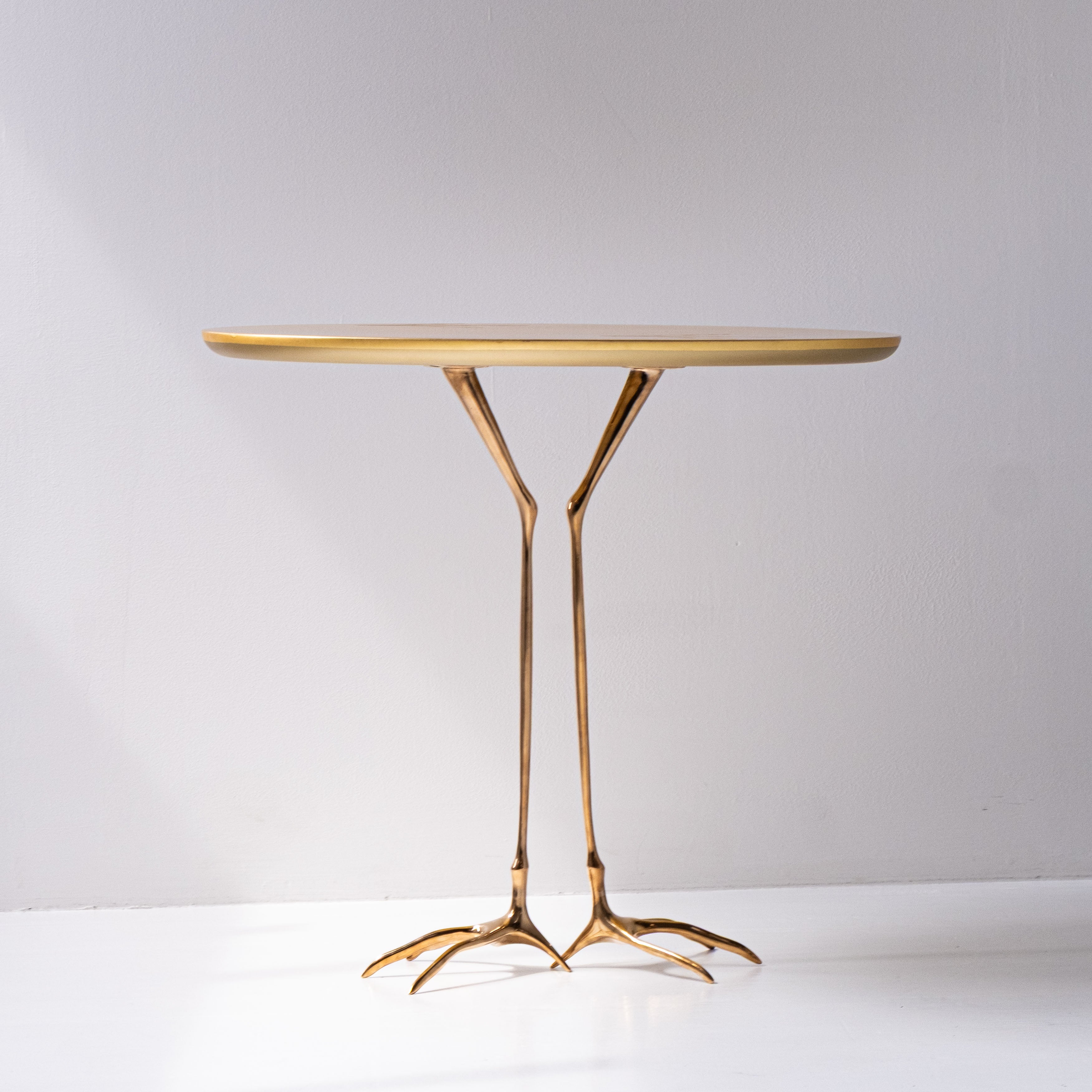 Tavolino Traccia di Meret Oppenheim per Cassina – Icona Surrealista del Design