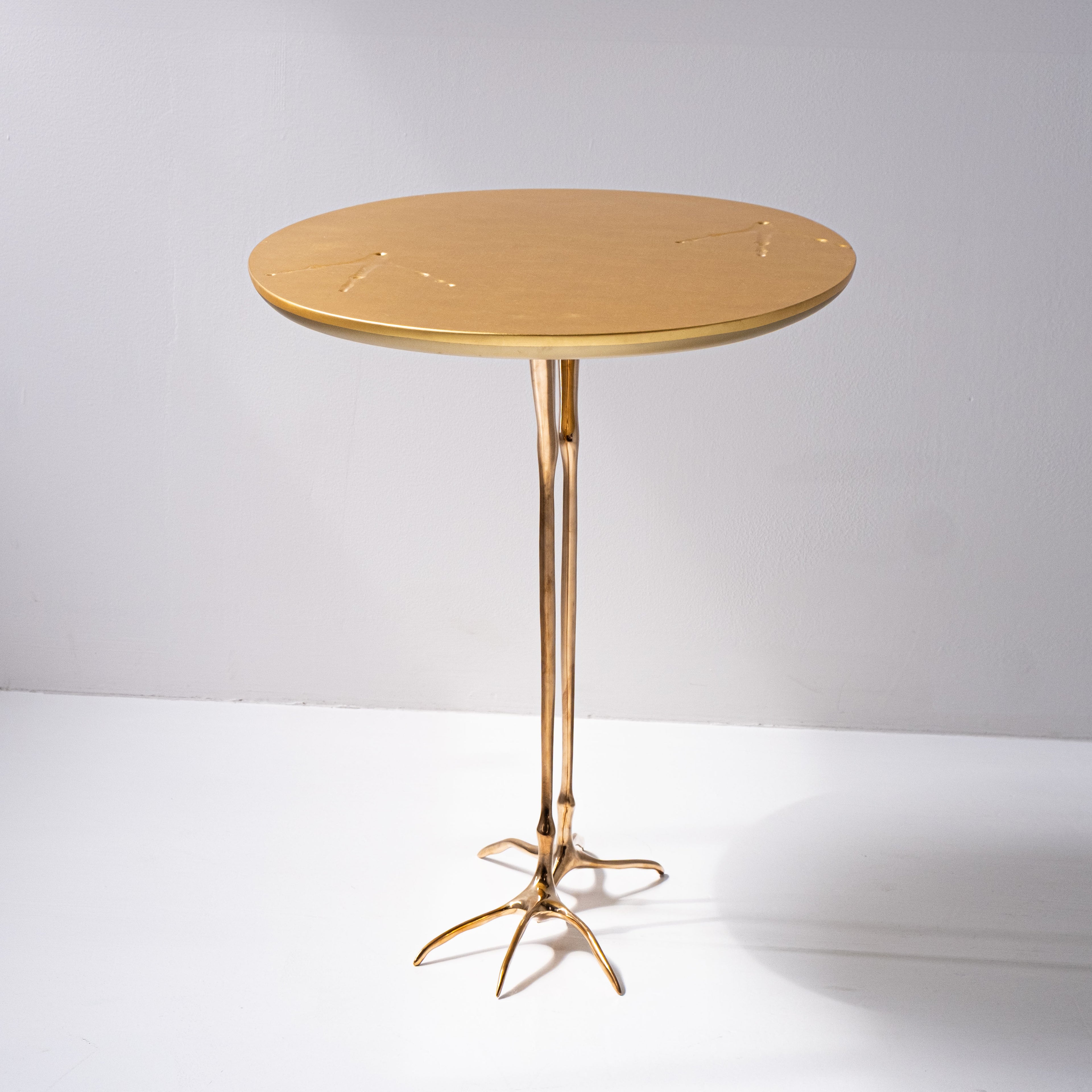 Tavolino Traccia di Meret Oppenheim per Cassina – Icona Surrealista del Design