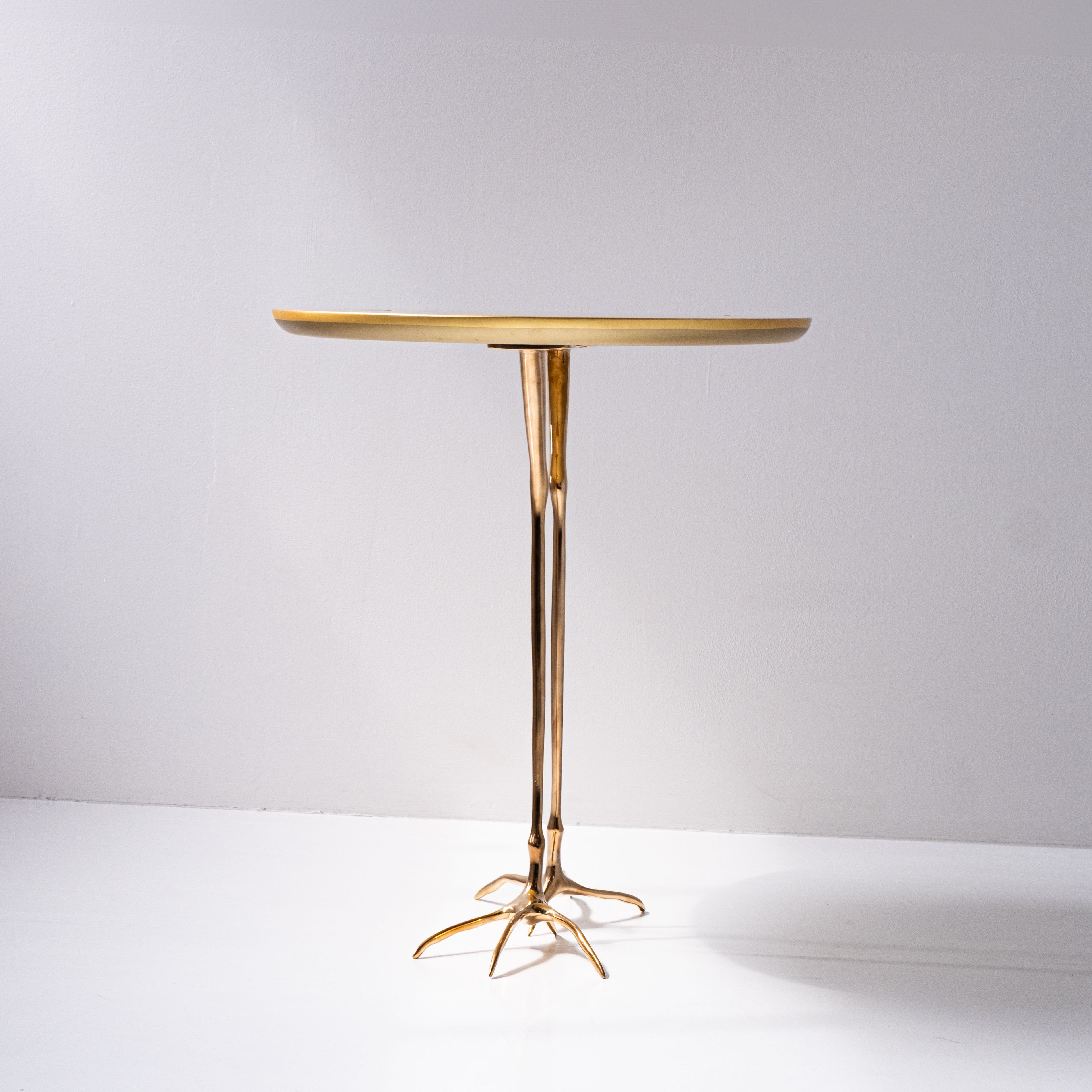 Tavolino Traccia di Meret Oppenheim per Cassina – Icona Surrealista del Design