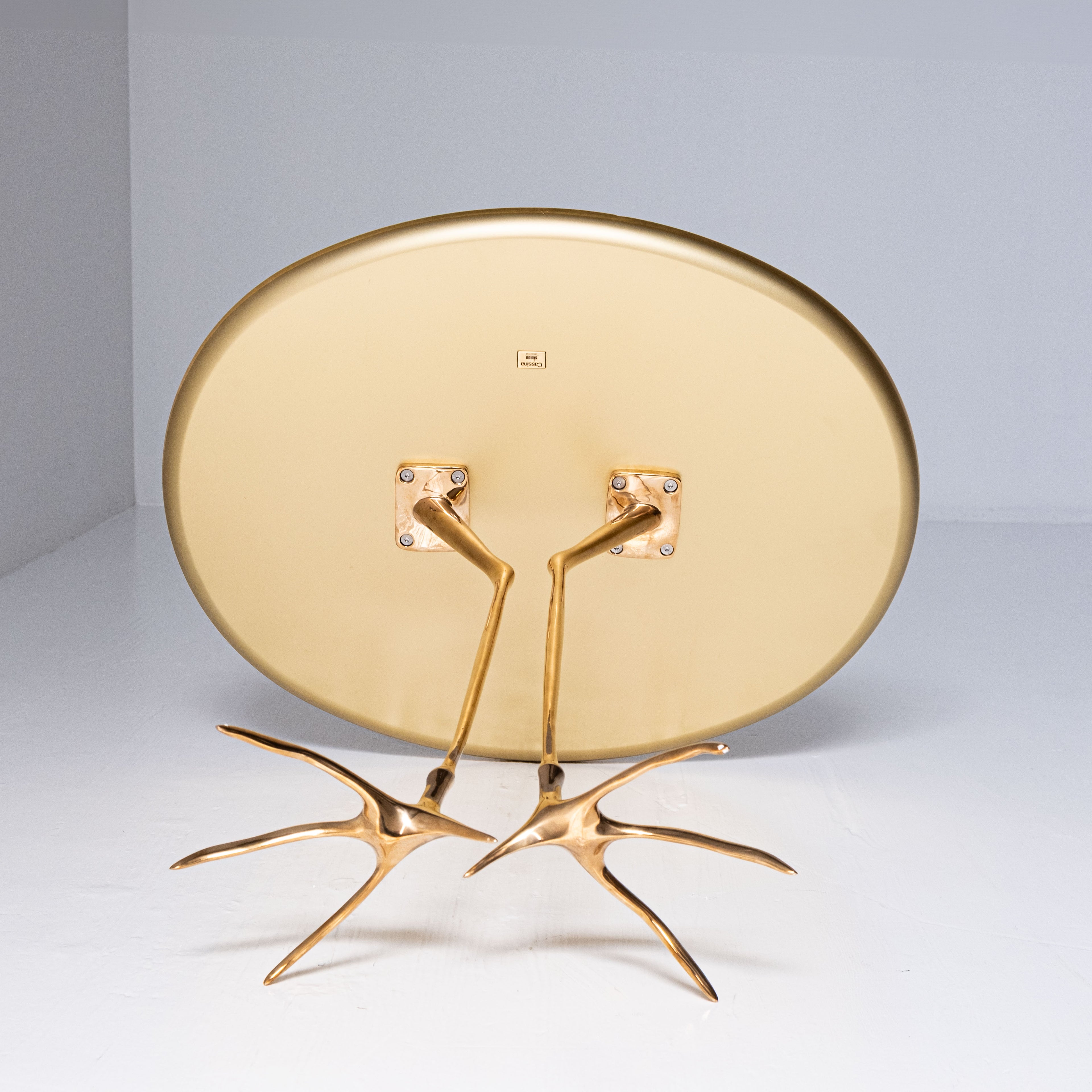 Tavolino Traccia di Meret Oppenheim per Cassina – Icona Surrealista del Design