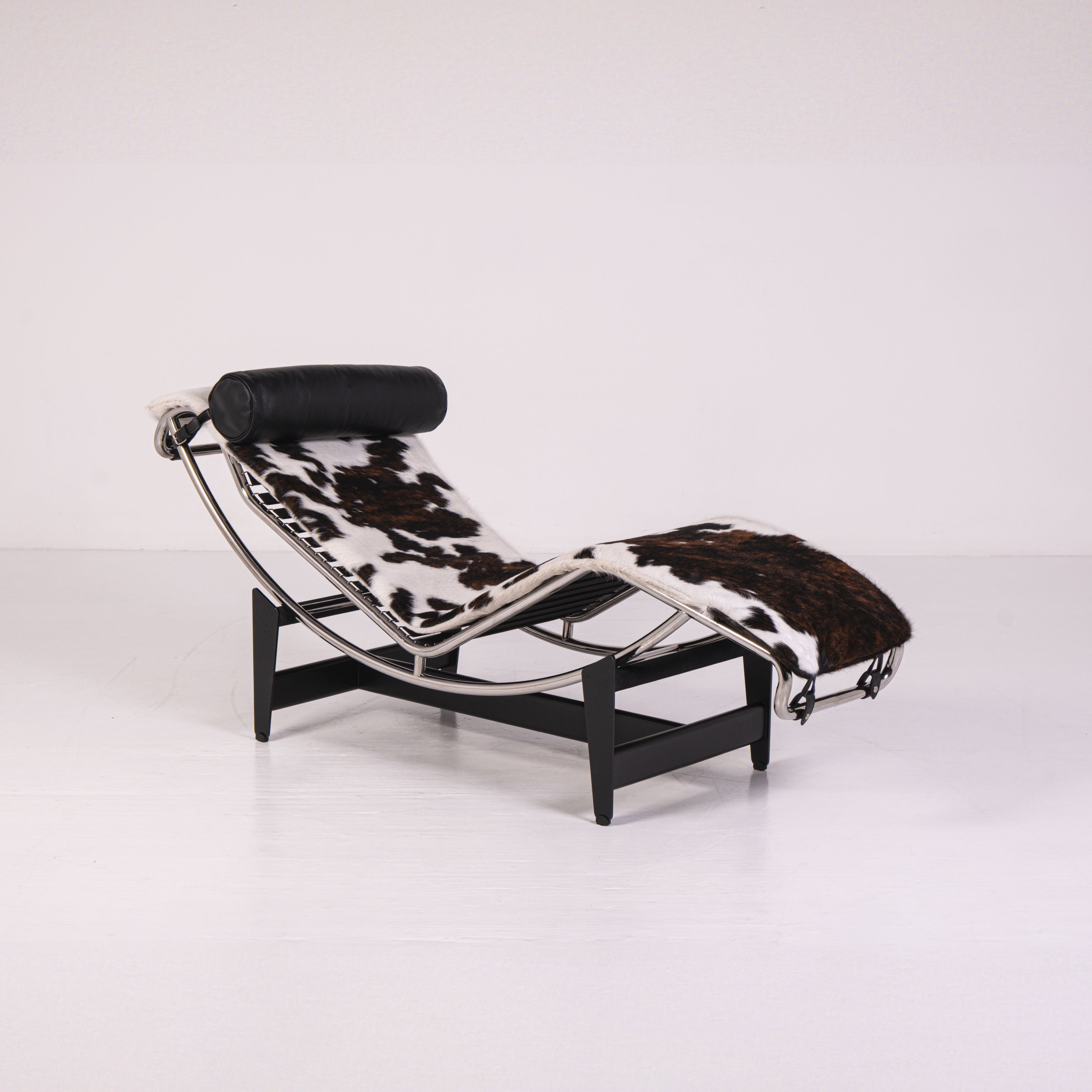 Chaise Longue LC4 di Le Corbusier, Pierre Jeanneret e Charlotte Perriand per Alivar