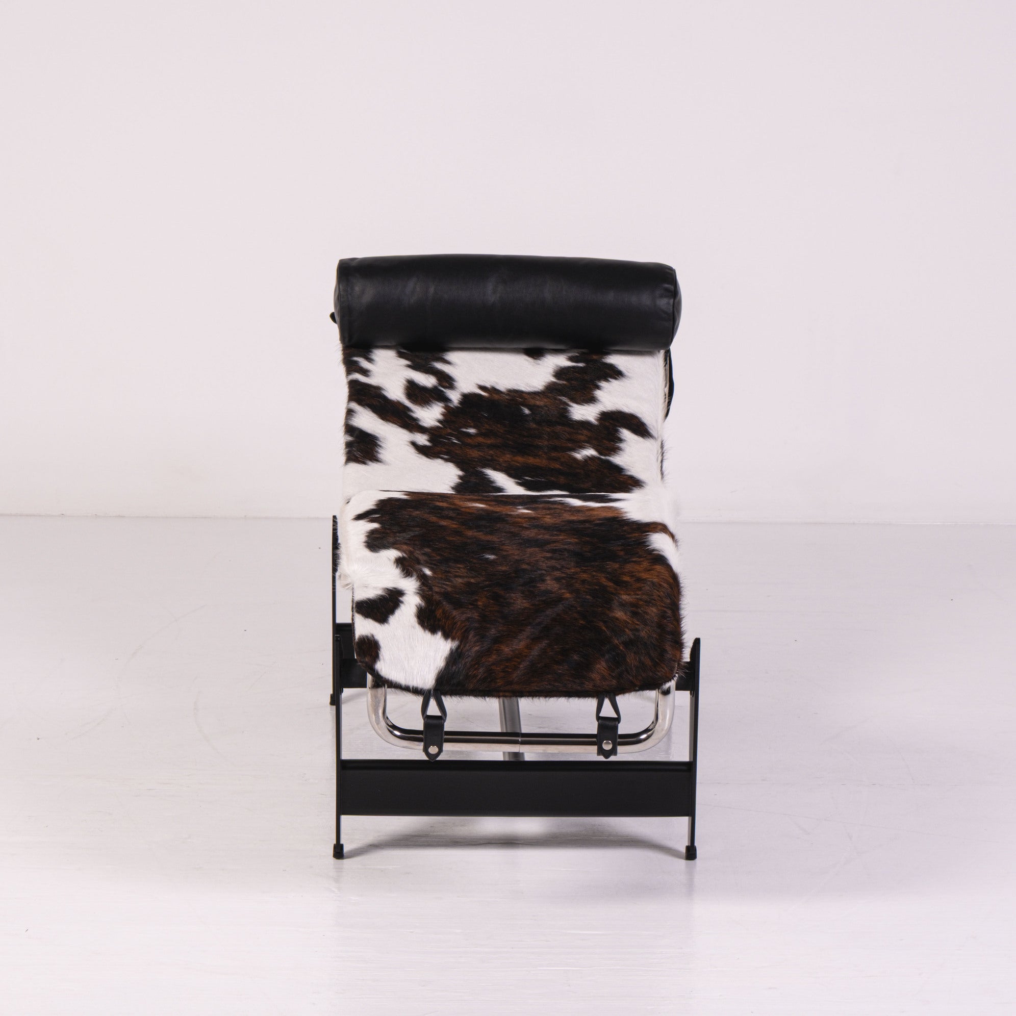 Chaise Longue LC4 di Le Corbusier, Pierre Jeanneret e Charlotte Perriand per Alivar